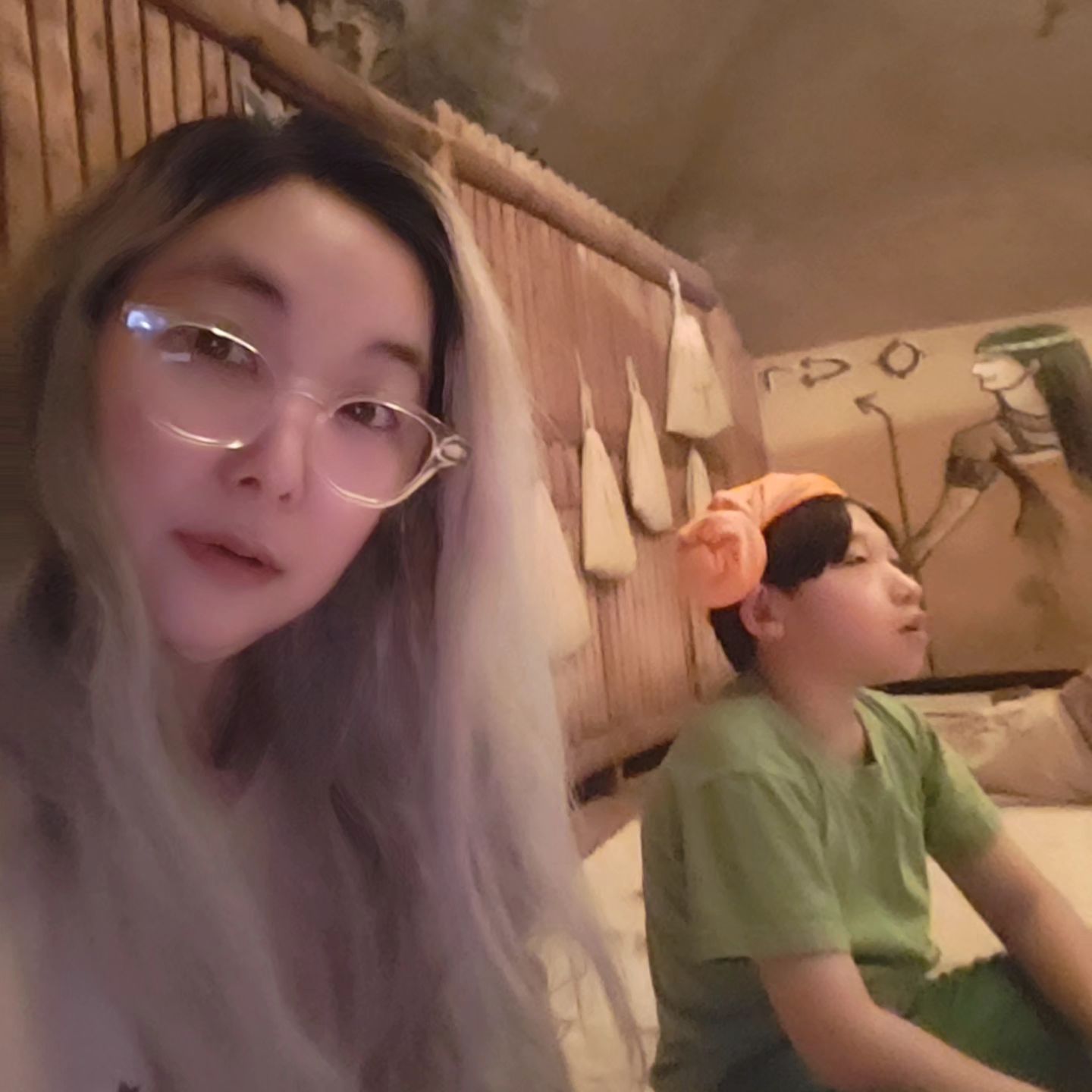 .. 찜질모드

으. 방학이다.
매주 이벤트없으면 안되겟지.
이번주는 찜질올나잇이다!
잠은 충분히 자뒀다.
밤12시부터 새벽5시까지 계속 한증막. 황토. 참숯방 들락날락하는건 우리뿐.
뜨끈뜨끈 좋다. 
근데 돈도 야곰야곰 엄청나네.

간만에 찜질방 국룰인 컵라면에 식혜도 한병.
근데 늬들 뭐찍어?

다음주는 오! 히사시부리! 다.
스케줄 착착있는 늬들은 좋겠다.
공부는 윗집 개 줬다.

#겨울방학 #찜질방 #북수원온천 #돈많이든다