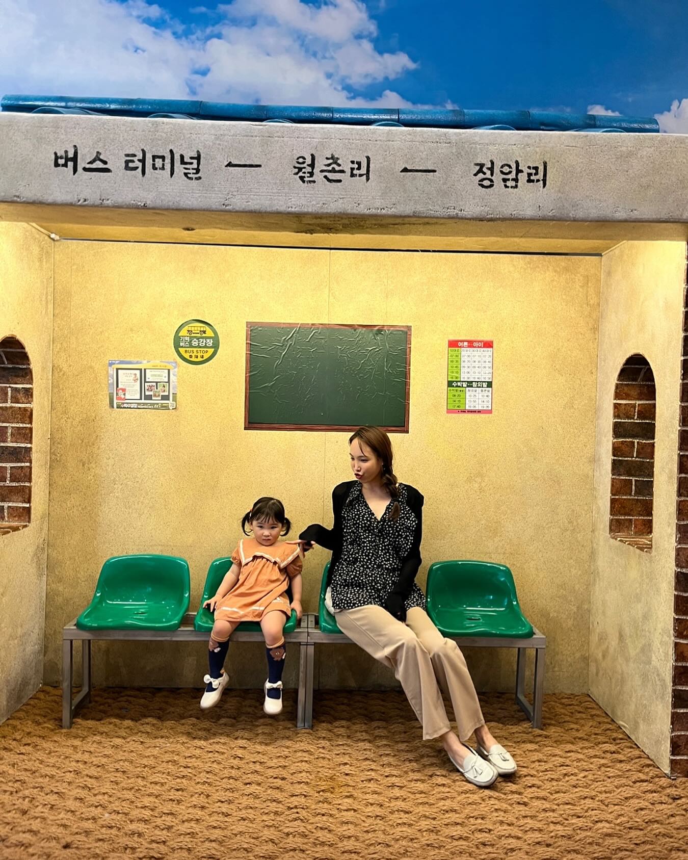 수박수영장🍉

어린이집에서 보고 난 후 계속 노래부르며 재밌다고 하길래

한번 더 보러. 우리가족 총 출동
셋이되어서 처음보는 뮤지컬 

아기 공연이라 기대 안 했는데
공연  기획부터 연출까지 너무 재밌음~~~

연기자분들 아이 한명에 참여할 수 있도록 세심하게 배려해주시는 부분의 감동🧡

엄마노리 제품도 공연장에서 보고
직접 가구 🛏️체험해 볼수 있는 협업도 굿!!

아기부터 어른까지 모두 즐길 수 있는 
최고의 가족뮤지컬 강추👍

서울은 오늘 끝났지만 타 지역에서 공연한다고 하니
아기와 꼭 보세요!!

#엄마랑딸#주말육아#가족데이트#육아정보#가족데이트#아빠의시선 #수박수영장#아기그림책