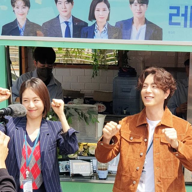 스티나 on Instagram: "#광고 지나가던 길에 발견한 커피차! 알고 보니 디즈니+에서 오늘 공개된 드라마 <레이스> 서프라이즈 이벤트이지 뭐예요 이연희 님과 홍중현 님을 바로 앞에서 보다니‼