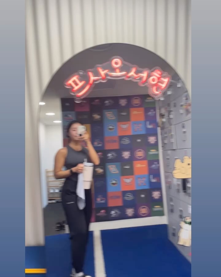 프사오 f45 1주일차🙋🏻‍♀️

그룹트레이닝은 처음인데
웨이트랑은 또 다르게 넘 즐겁다❤️‍🔥

크로스핏이랑 비슷한듯 다른 f45!
기능성(근력)+유산소 그룹 트레이닝

크로스핏보다 초보자들이 하기 쉽고
45분동안 빠르고 즐겁게 칼로리 태우기 가능✔️
경쟁이 아닌 각자 능력에 맞춰 파트너와 
화이팅하며 으쌰으쌰 즐겁게 
매일 다르게 짜여진 프로그램으로 
다양하게 운동할 수 있는 점🤭

운동 하기 싫어도 가면 덩달아 즐겁게 운동할 수 있다는🏋️‍♀️
f45_seohyeon  서현점 코치님들도 진짜 최고😆
매년 체육대회, 송년회 등도 진행하고 
한 팀으로 성취감 느끼며 진짜 재미있게 운동할 수 있는게
큰 장점이라고 생각한다🥰

운동 끝나면 다 같이 포토존에서 사진 찍는 문화도👍🏽
팀 트레이닝 라이프 체인징!🤟🏼

웨이트랑 같이 병행하면 넘 좋겠다🫰🏼
왕왕 추천🙌🏼