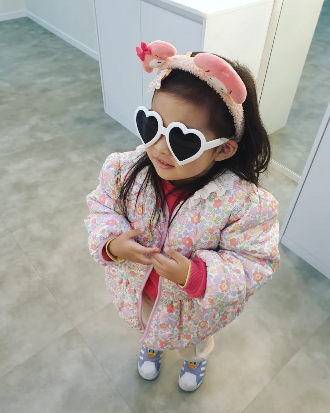 ㆍ
눈에 넣으면 아프겠지만
눈꼽도 이쁜 내 딸 😃😃
 
엄마는 유나의 눈꼽도 예뻐~ 
응가도 예뻐~~ 방귀냄새도 꼬소해~~
거의 매일 하는 말.
 
잠들기 전,
엄마~ 사랑해요~ 한마디하면
진짜 세상 다 가진 기분 😆
 
엄마 딸로 태어나줘서 너무너무 고마워 😊
 
 
 
#56개월 #비글딸 #예쁘니 #사랑해