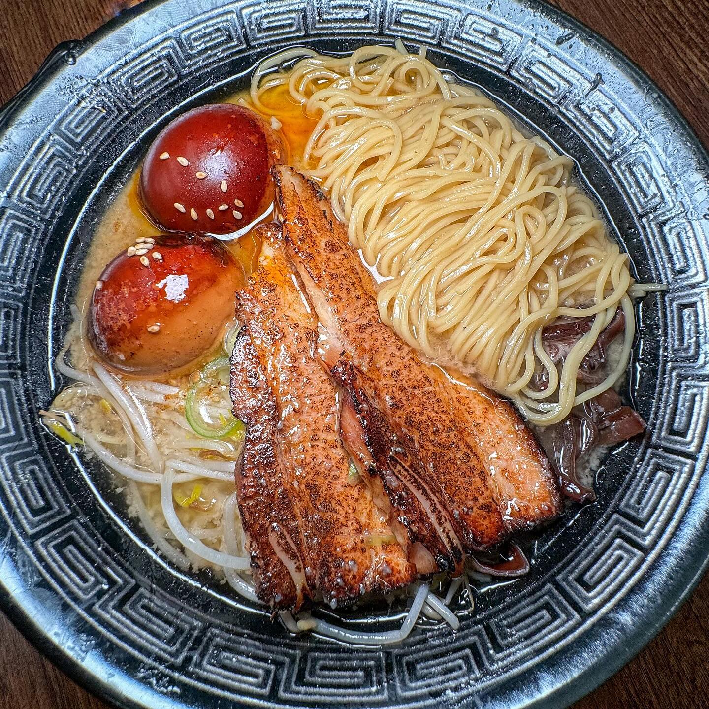 한번 맛보면 다른 라멘은 못먹는다는 라멘집

이츠모라멘이 드디어 수원에 생겨서
다녀와봤는데요!
차슈가 보들 촉촉한게 추가 무조건 필수고;;
국물이 면에 쫙 빨려들어가서 진짜 존맛탱인데
밥까지 공짜라서 말아 먹으면 진짜 야무져서
너무 맛있게 먹고 왔어요👍👍

이츠모라멘 : 10000원
카라이 돈코츠 라멘 : 11000원
츠케맨 : 11000원
미니 차슈 덮밥 : 3500원

-
🛑#이츠모라멘 수원점
🛑경기 수원시 팔달구 권광로180번길 45
🛑수원시청역 9번 출구에서 385m
🛑매일 11:30~21:00(수 정기휴무)
(20:30 라스트오더)
-

#인계동맛집추천 #수원시청역맛집 #수원라멘 #라멘맛집추천 
#이츠모라멘수원점