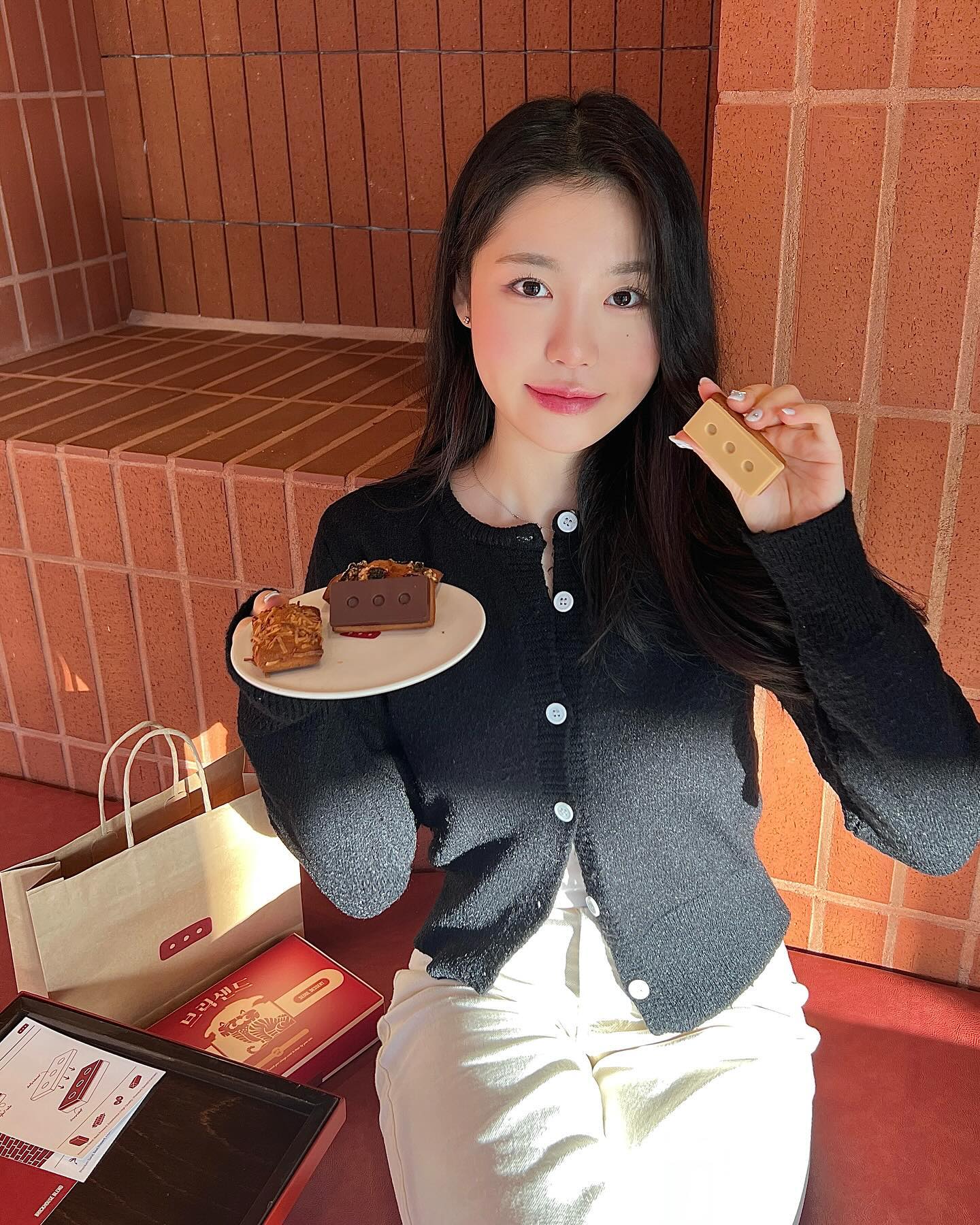 #협찬 happybricksand 
최근에 디저트맛집으로 유명한 🧱브릭샌드🧱가 삼청점에 오픈했어용୧⃛(๑⃙⃘◡̈๑⃙⃘)୨⃛ 
벽돌모양의 샌드처럼 생긴 디저트인데  종류가 다양하게 많아요!
맛도 다양하게 종류별로 맛있어서!👏🏻🤍
회사간식, 지인선물, 부모님선물, 결혼, 돌, 집들이, 행사 등의 답례품으로 건강한 간식으로도 좋은 디저트랍니다 !♥♥ 
이쁜 선물포장까지 있으니까 선물받는 분들은 무지무지 행복할거에요!! ʕ”̮ॽु⋆⁺₊⋆ ♡̷̷̷ 
카페내부도 벽돌느낌으로 이뻐서 둘러보기 재밌고, 쉬다가기  좋은 곳이랍니다❣️

#브릭샌드 #브릭샌드삼청점 #종로브릭샌드 #종로맛집 #종로디저트 #삼청동디저트 #디저트맛집 #삼청동카페 #종로카페 #빵스타그램 #피낭시에맛집 #휘낭시에맛집 #삼청동데이트 #소통 #맞팔