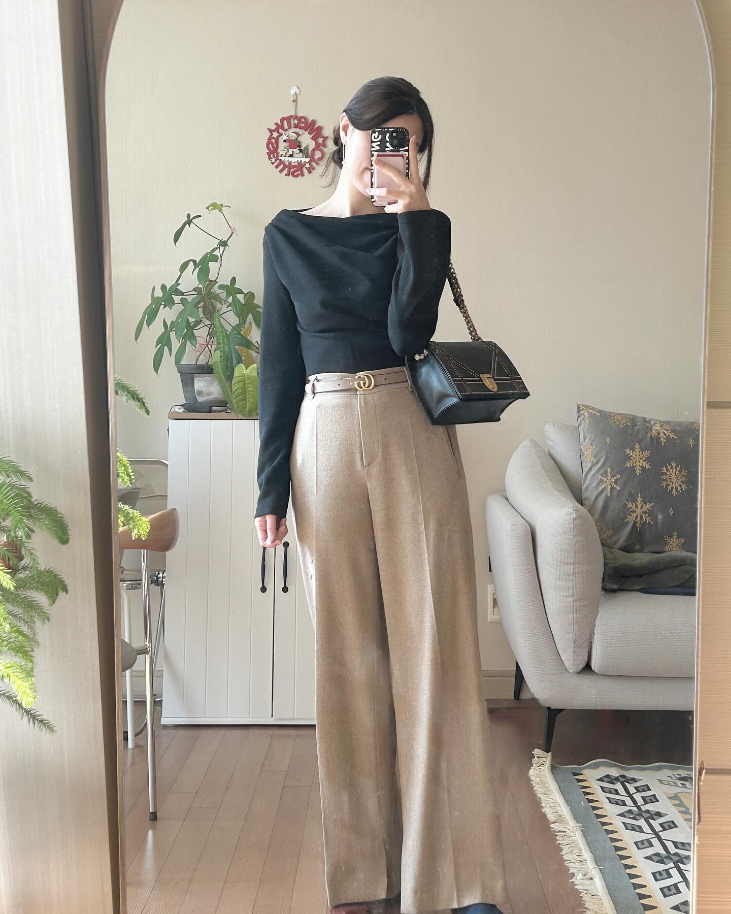 #glamjh_ootd #뗘니룩 
별거 안해도 행복했던 크리스마스 주간🎄
5일이나 쉬고 많이먹고 많이웃고 행복했던👀✨
이제 살뺄일만 남음....🐽

Top : frenchaube 
Bottom : time___official thehandsome_official 
Outer : kuho_official 
Belt : gucci 
Bag :  dior