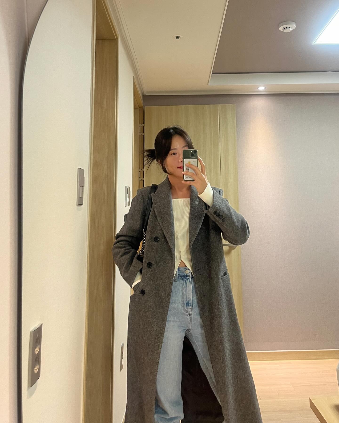 #오늘의출근룩 점점 날이 따뜻해지는 이느낌~~🩶
내일 출근 안하니까 기분째져~~😝

 ➰반더블코트(챠콜)-토그
 ➰이프언발니트(아이보리)-콜라앤사이다
 ➰미엘 데님(도매브랜드)
 ➰반부츠(블랙)-어페리피트
 ➰보이백(블랙)-샤넬

#나형_데일리룩 #겨울코디룩 #데일리룩코디 #직장인룩코디 #출근룩코디 #겨울코트추천