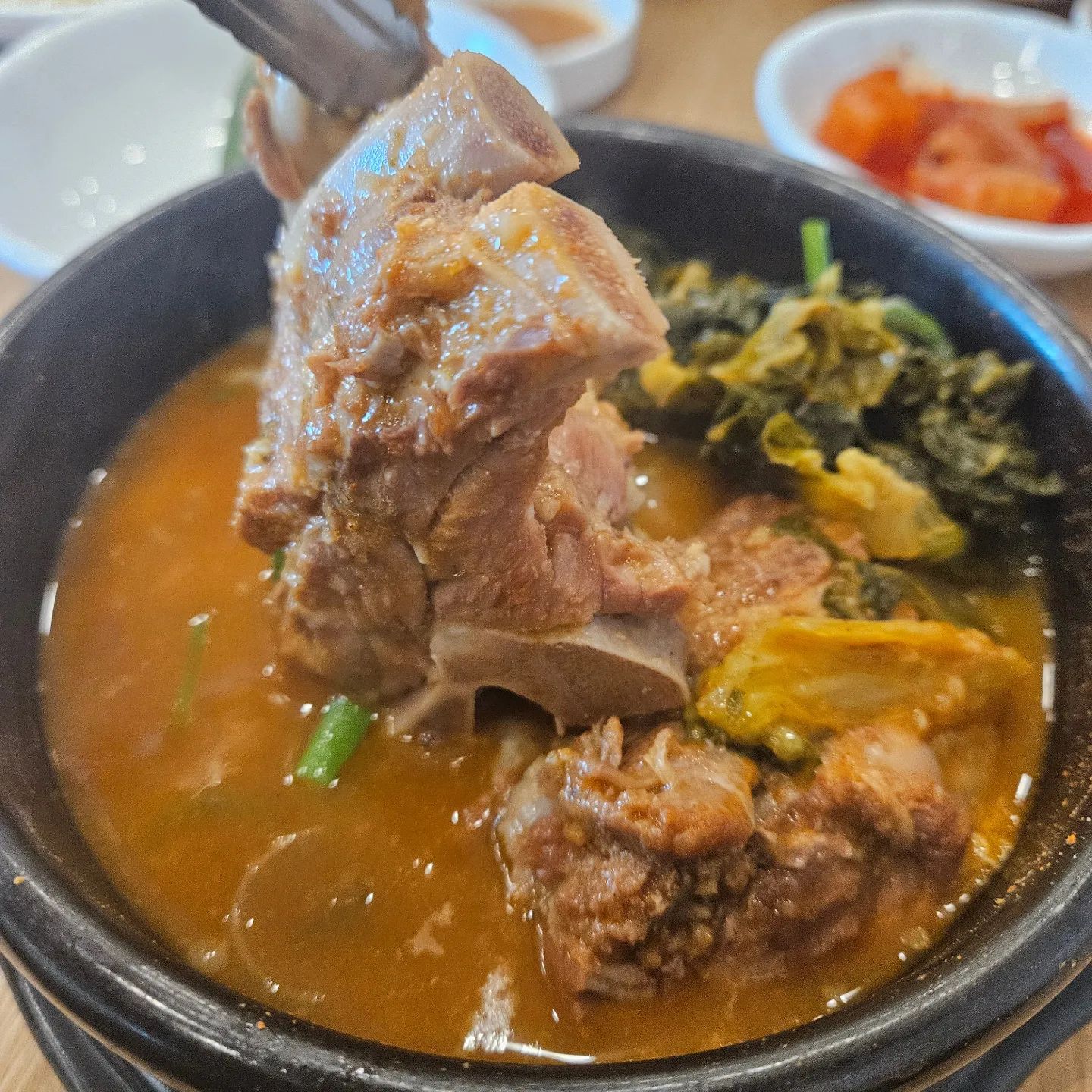 당직 근무 하러 간 신랑이 밥먹으러 올래?
집에서 밥하기 싫어서 냅다 물어 시간 맞춰서
신랑회사 근처 밥먹으러🤣🤣

간만에 한식이 땡겨서 한식뷔페 가려고 했는데
문이 닫혀있어서  뼈다귀해장국 먹기😋
간만에? 먹으러 와서 그런지 맛도 있네요~~~^^

어린이 돈가스에 음료수도 있었던거 같은데 이제
없네? 마트랑 헷갈리는 건가? 
이제 한살 한살 먹을수록 긴가민가? 🤣🤣🤣 웃프네요~~~~~

인당 1그릇씩 싹 비우기!!