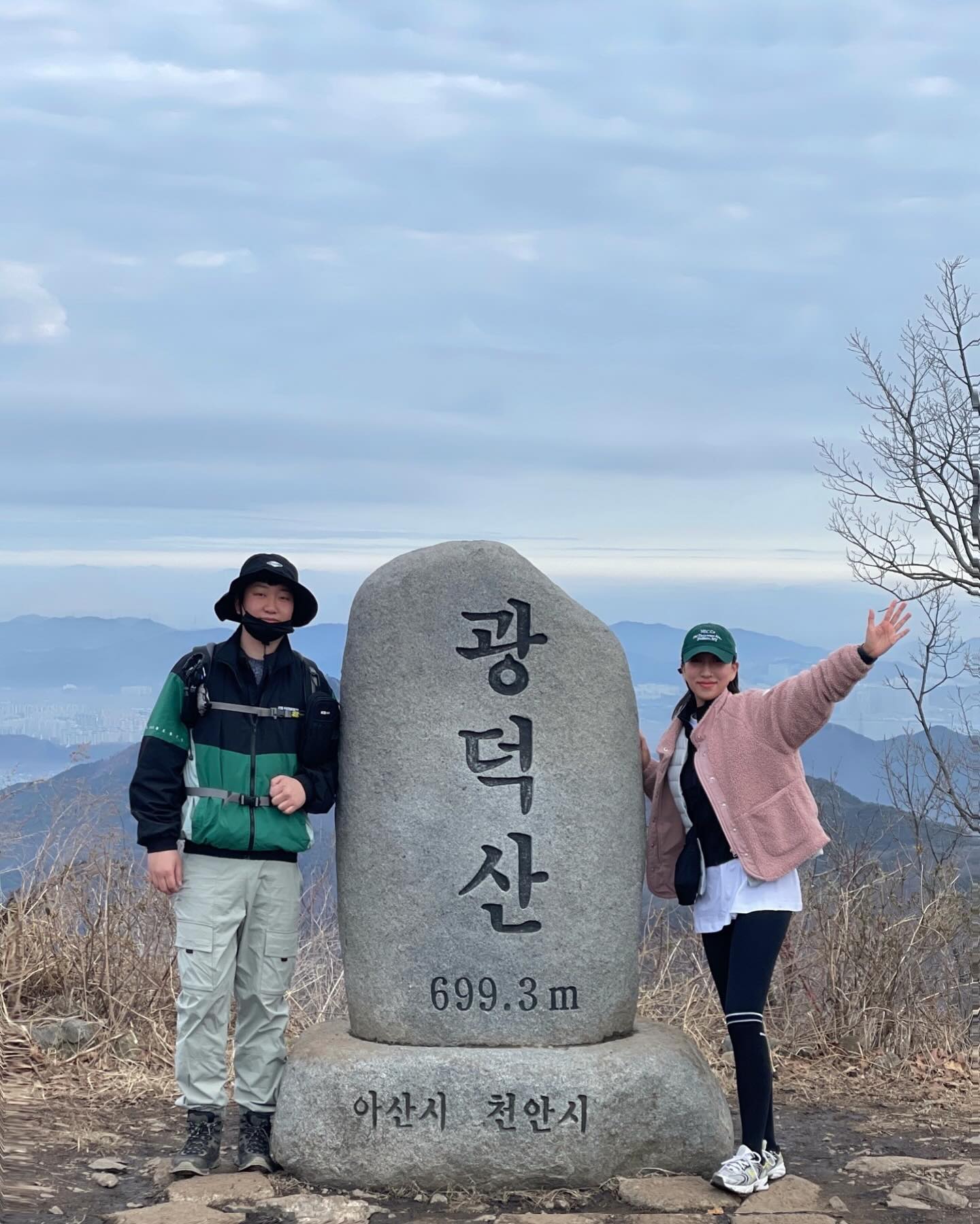 혁이가 그렇게 원하던 주말등산 비록 내다리는 후달달 거렸지만 정상에서 먹는 컵라면 너무 맛있더라 😭 (쓰레기는 야무지게 다 가져왔습니다) 광덕산이 천안에서 가장 높다는데 , 내려다보는 뷰가 아주 최고였다-! 날씨가 맑았으면 더 좋았을듯 -!