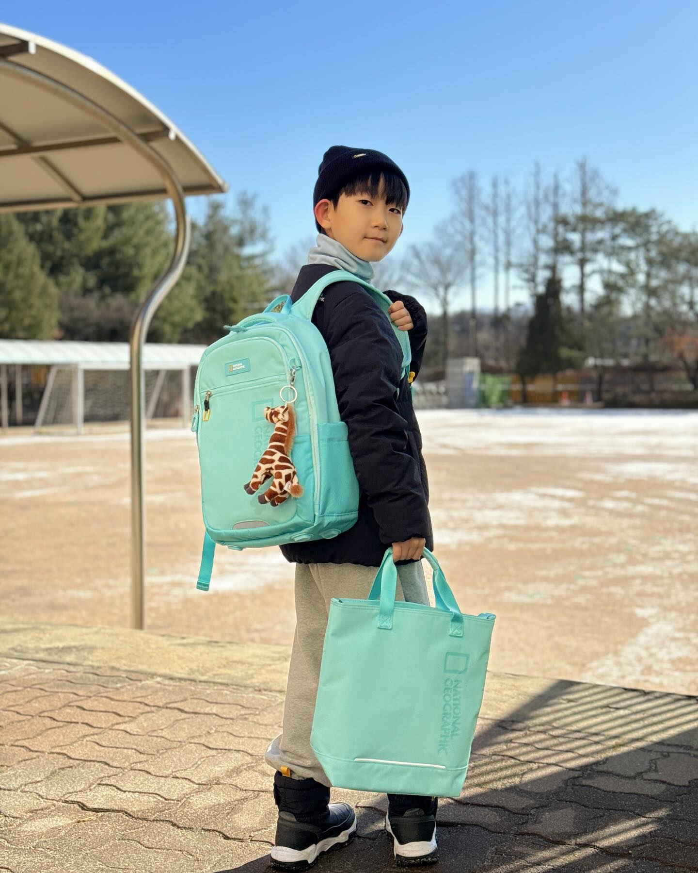 #광고  x ng_apparel.kids 

깔끔하고 가벼운 스타일의 내셔널지오그래픽 백팩 소개합니다 🙌

저학년 친구들에게 딱인 스타일이예요~

600g의 가벼운 무게감과 친환경 소재를 사용 했다고 합니다👍

귀여운 기린키링이 등교할때 친구가 되어 줄거예요 🦒

✔️ 키즈 SS신학기 저학년 백팩을 구매하면 사은품 필통도 증정한다고 합니다! 

#내셔널지오그래픽 
#내셔널지오그래픽키즈 
#키즈가방 
#키즈백팩 
#키즈백팩추천 
#학생가방 
#새학기가방 
#저학년가방