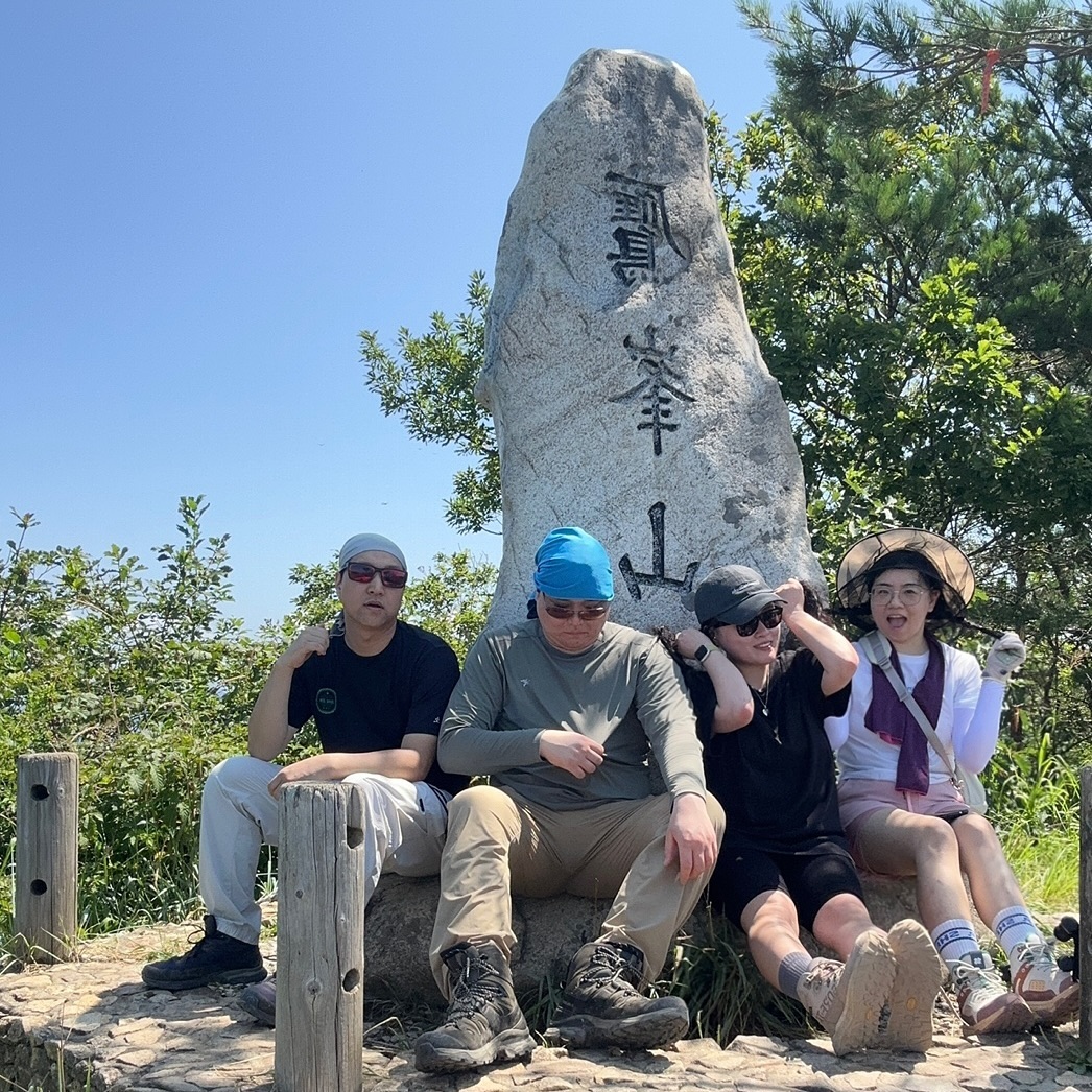 오르다보면 바다가 보이는 울진응봉산🌊
너무너무 덥지만 시원한 바람서비스 있음
정성에 올라서면 1,000M 채우는 산ㅋㅋㅋㅋㅋㅋㅋㅋ

240813

#⛰️ 
#응봉산 999.7M

#등산 #등산소통 #여름산행 #강원도여행 
#삼척여행 #울진여행 #울진가볼만한곳