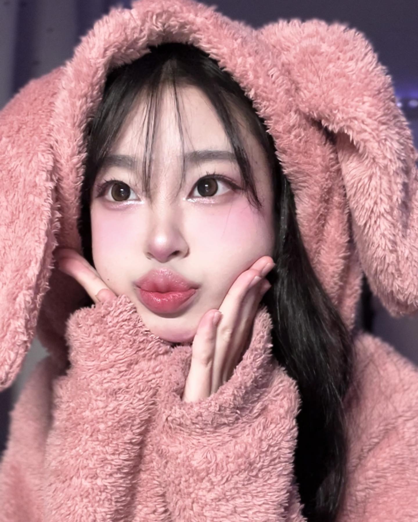 울먹 토끼 메이크업,,🩷🐰
토끼 후드 때문에 먼가 더 뽀용해보임,,🩷🩷