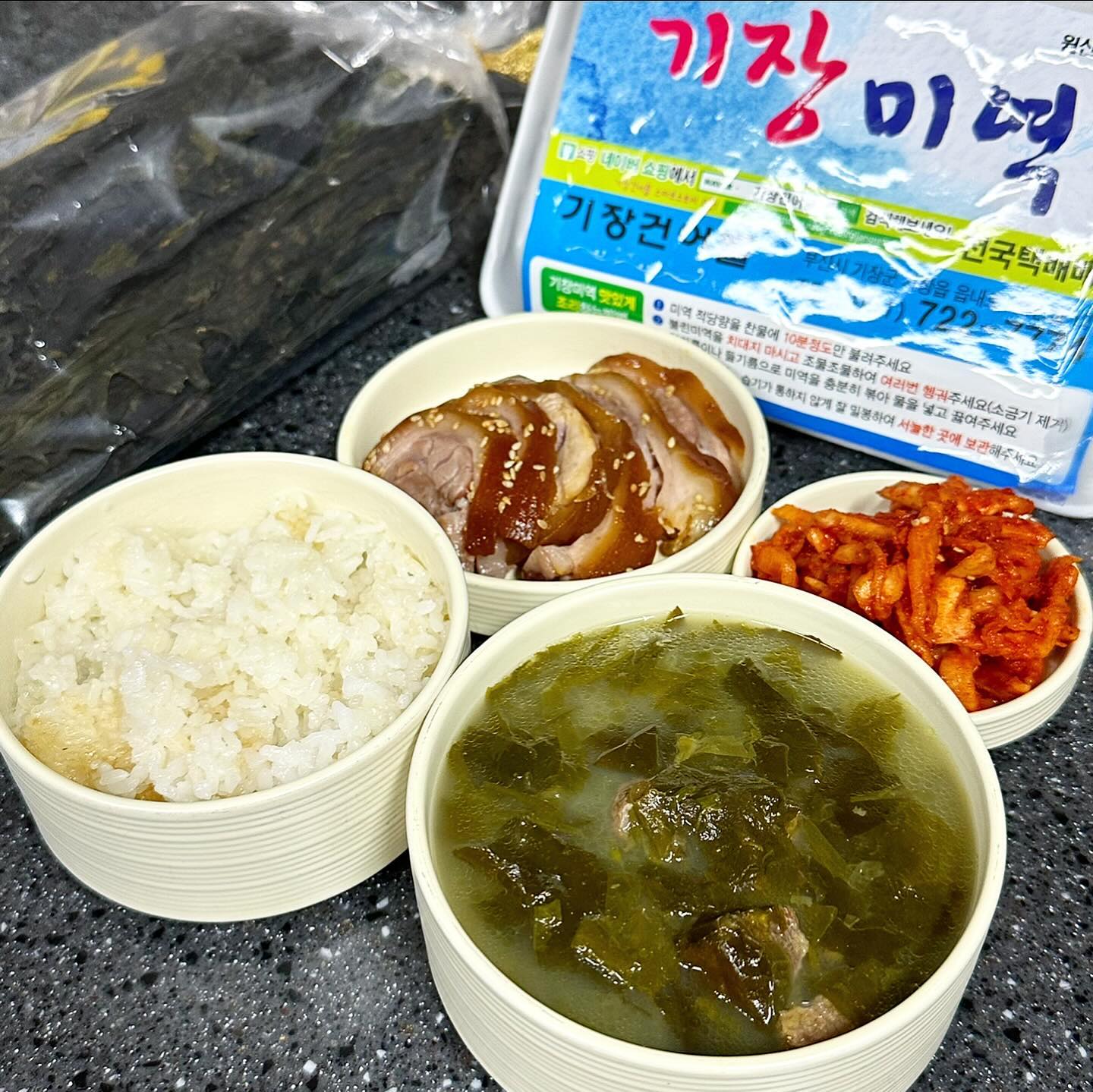 #협찬 #기장건어물 #기장미역 

동해바다에서 자라고
해풍으로 건조시켜〰️
맛👍🏻식감👍🏻영양👍🏻

기장건어물 기장미역&기장다시마🌊🌊🌊

기장미역은 실크미역이라고도 불리자나유❓

이름답게 완전 부들부들
호로록 호로록 넘어가요❤️

바글바글 끓이면 참기름 안넣었는데도
국물이 완전 뽀얘지는데〰️〰️

진짜 국물이 끝내줘요👍🏻👍🏻👍🏻

다시마 땟깔도 좋아서
밥지을때 넣어먹거나
육수 만들때 넣으면 너무 좋을 것 같아요⭐️
.
.
gijang_geoneomul 👀
✔️구매는👇🏻
-http://www.xn--z69ax6al7xjgk7kc.kr
-http://smartstore.naver.com/gijangsea
.
.
#실크미역 #자연산미역 #산모미역 #미역국 #미역음식 #기장시장건어물 #생일 #생일상 #생일상차림 #생일선물 #국밥 #국밥맛집