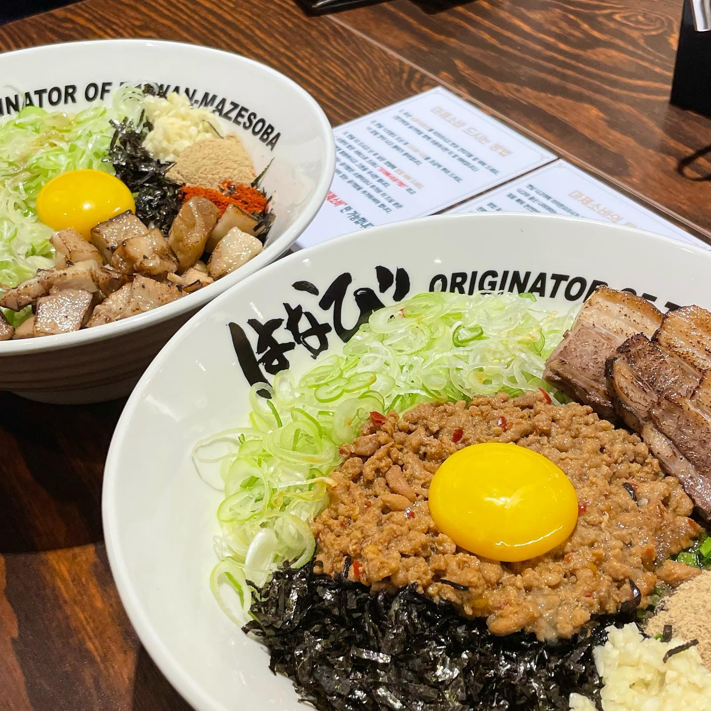 멘야하나비 수원화성행궁점🍜
•
•
“마제소바” 원조로 유명한 일본식 비빔 라멘 맛집:)
드디어 행궁동에도 멘야하나비가 생겼다👍🏻(이걸로 핫플 인증?)
주변에서 그렇게 마제소바 극찬을 하길래 가봤는데...
아? 음? 응?스러운... 확실하게 내 취향이 아니었다🥺 
생각보다 짜고, 느끼?해서 김치가 생각나는 맛🥲
(그래도 고기는 언제나 존맛🌈) 

마제소바 너 생각보다 어려운 맛이구나..ㅎ

@나랑 마제소바 먹으러가볼래?🙋🏻‍♀️

🔎 주소 
- 경기 수원시 팔달구 신풍로 57 
🔎 메뉴 
- 도니꾸마제소바 14,000원
- 네기시오마제소바 14,000원

#마제소바 #멘야하나비 #행궁동맛집 #라멘 #마제소바맛집