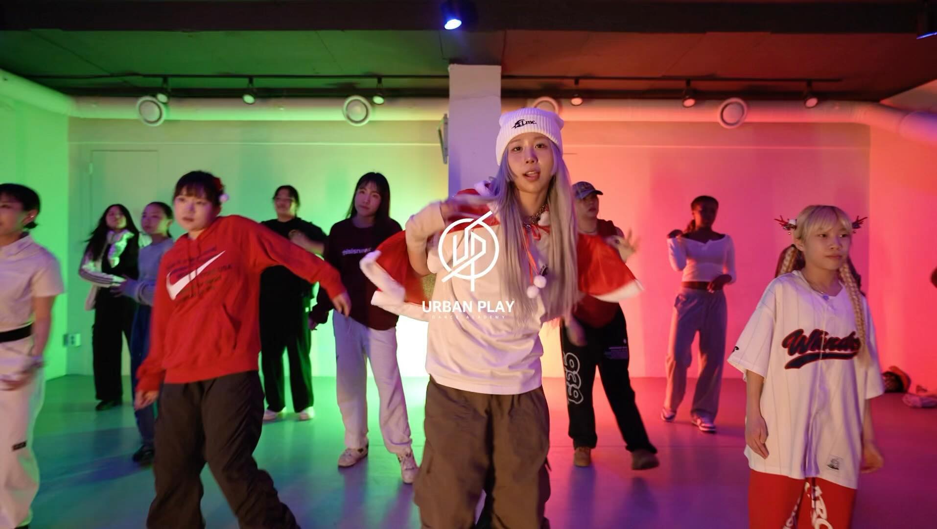 LAST CHRISTMAS DRILL REMIX whamofficial 
분노로 놀아본 별요일의 클쓰마쓰쇼!
덕분에 대성공이었습니다👻❤️‍🔥🎁
따뜻한 휴일 보내세요☃️🍵🎄 감사합니다!

🌃 uplydance_ cookinpot 
.
.
.
.
.
#lastchristmas #drill #drillmusic #wham #christmas #dancechoreography #hiphopdance #크리스마스 #댄스