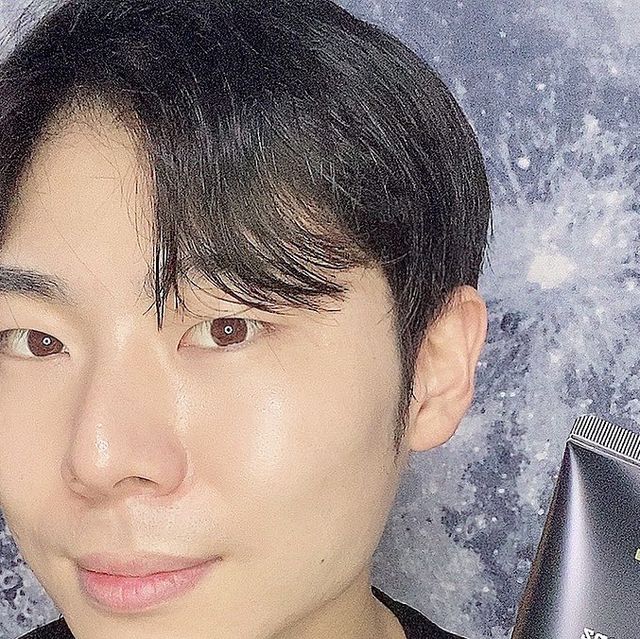  정용 on Instagram: "#협찬 
[ ✨ 헤르간즈 퍼펙트 에이징 리프팅 마스크 블랙 시그니처 ✨ ]
.
산삼과 마태반의 강력한 조합으로 태어난 남자 올인원 제품이 있다구요?!
그래서 가져와봤습니다!
헤르간즈의 마초크림인데요!
.
남성 피부에 특화된 안티에이징 주름 크림!
초저분자 콜라겐으로 흡수력 뽜악!
말태반 10000ppm과 산삼 추출물로 피부 쳐짐을 강력하게 지지!
.
탄닌 컴플렉스로 모공 개선에 도움을!
Nature RE 로 보습과 강력한 항주름을!
LINE-V 원지뿌리 추출물로 강력한 콜라겐에 항염, 항산화효과를!
8중 히알루론산에 병풀추출물로 수분과 진정까지!
.
혹여나 한약향이 걱정된다면 뚝!
향은 향긋한 아쿠아마린 향으로 청량!
조금만 발라도 얼굴 전체를 바를 수 있는 양!
선크림 같은 제형이였답니다!
.
30, 40대 남성분이라면 이 올인원 강력 추천!!
.
.
.
@hergganz 
#마초올인원 #마초크림 #블랙시그니처 #남자올인원 #안티에이징 #리프팅올인원 #남자화장품 #남자크림 #남자화장품선물 #남자화장품순위"