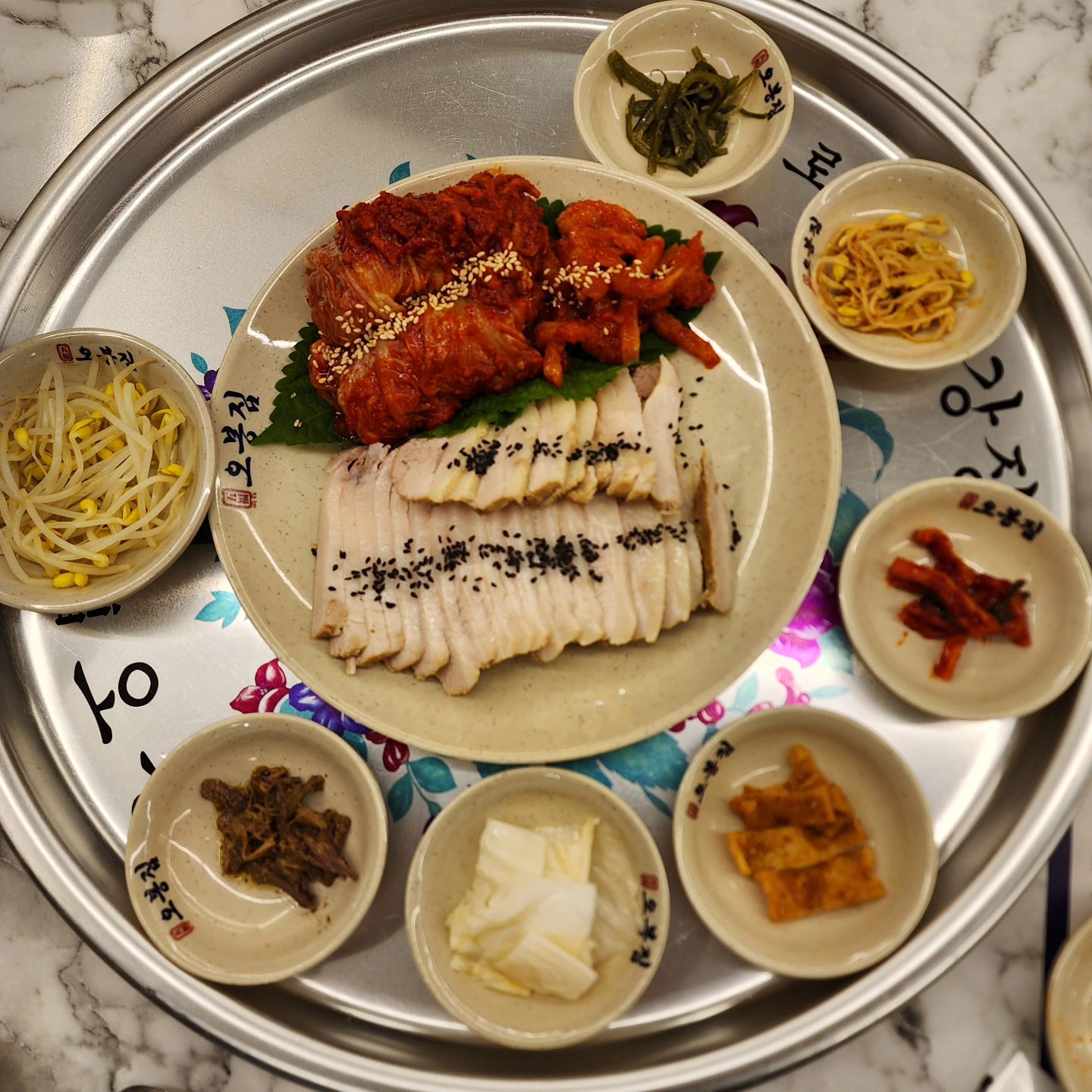 #협찬
고산동맛집은 '오봉집 의정부고산점'을 방문했어요
주차장도 넓어서 주차하기가 너무 편했고 매장도 넓고 깨끗하니 좋았어요

🌟주문메뉴🌟
오봉매생이연포보쌈

항정살보쌈과 매생이연포탕이 같이 나오는데 양이 많아서 3-4명이 함께 먹기 좋아요
항정살 보쌈은 기름기가 적어서 담백하고 함께 나오는 보쌈김치가 진짜 맛있어서 끊임없이 먹을 수 있어요
매생이 연포탕은 국물이 깊고 시원해요 국물맛이 끝내준다는👍 어느 정도 다 먹고 나면 칼국수와 죽으로 마무리!
 
너무 맛있어서 자주 방문할 것 같아요

--------------------------------------------------
오봉집 의정부고산점 obongzip_official
경기 의정부시 월유로 16 (산곡동, GS프라자) 2층.오봉집
-------‐------------------------------------------

#오봉집 #오봉집의정부고산점 #산곡동맛집 #낙지볶음보쌈 #의정부보쌈 #의정부연포탕 #고산동맛집 #산곡동맛집추천 #의정부맛집추천 #항정살보쌈 #의정부보쌈맛집 #고산동보쌈맛집
#리뷰노트