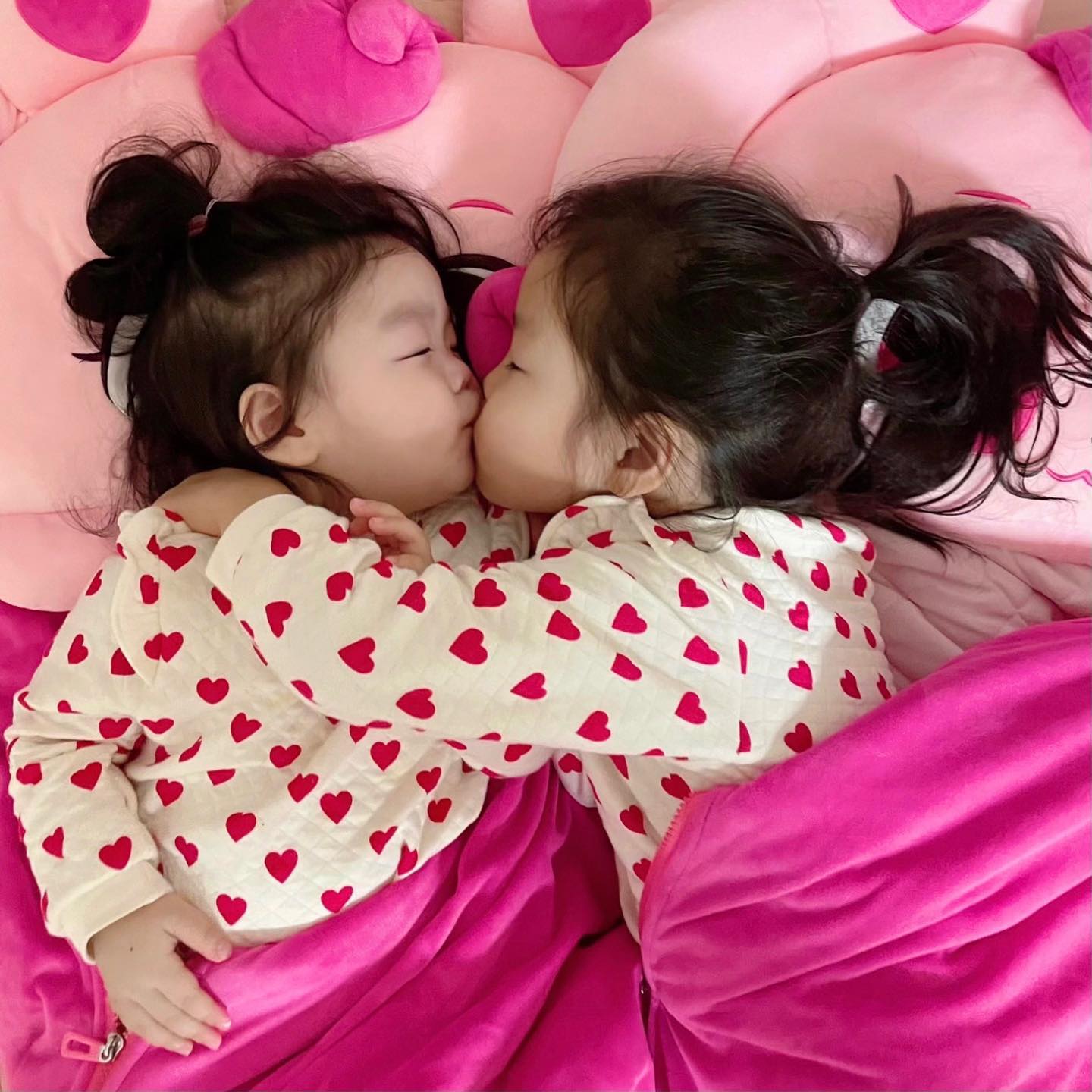 2024년 1월 율 유치원 겨울방학 일상들
1. 사이좋은 율예자매
2. 치카도 함께
3. 키즈카페도 함께
4. 2024년 첫 가족여행 삼척 쏠비치
5. 여행가면 더 사이좋아지는 율예
6. 봄학기부터 발레 시작하실 분
7. 사람 녹이는 예쁜 짓
8. 방학동안 공부습관 제대로 잡힌 율
9. 언니따라 단어카드 중인 동생
10. 올라가기 대장 (귀엽지만 힘들댜)