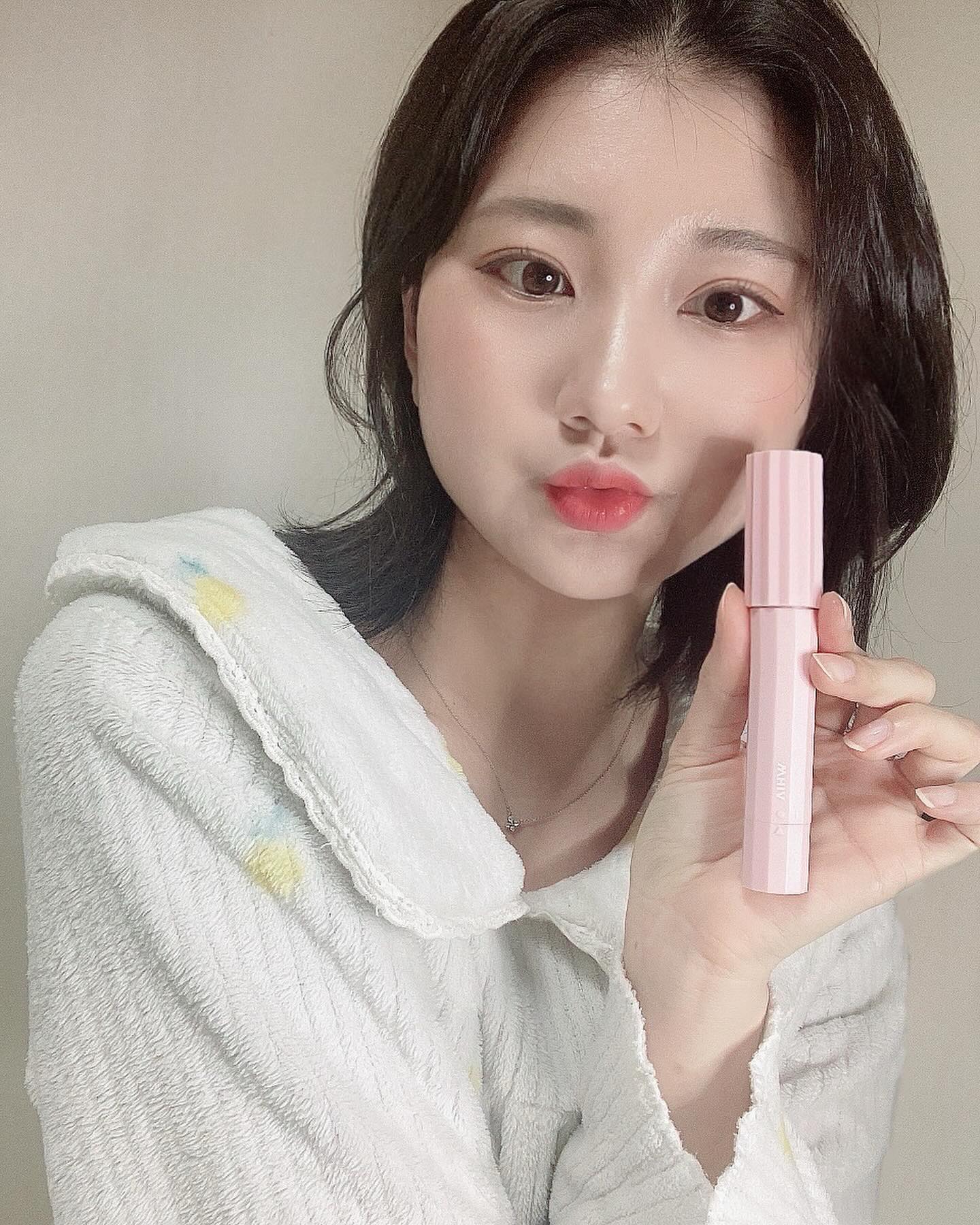 #협찬
whia.official 
간편하게 쓱싹 눈썹정리 가능한 휘아 미러스틱🪮💖
뽀짝한 크기에 색감도 예뻐서 가방에 쏙 넣어다니기 좋아요!
전동형식은 처음이라 쪼꼼 무서웠는데 이중면도날로 안전하게 피부를 보호해줘서 사용하기 넘 편했어요!🥹
면도날도 쉽게 분리되고 usb 형식으로 충전 가능한 것도 최공!
눈썹뿐만 아니라 다양한 부위에 사용 가능해 깔꼼하게 잔털 정리하기에 딱이에요✨

#휘아 #미러스틱 #제모기 #휴대용제모기 #여성제모기 #전동제모기 #여성면도기 #셀프제모