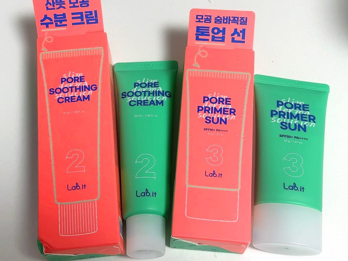 다이소에서 구매한 닥터지 슬림더마 브랜드 랩잇 수분크림&톤업선
수부지 피부에 좋다는 랩잇 수분크림과 톤업선을 구매해 봤는데 수분크림은 발라보니 촉촉하고 흡수가 잘 되더라구요 수부지 피부인 저랑 잘 맞았어요 끈적임도 없고 수분으로 가득찬 느낌으로 산뜻한 마무리감까지! 랩잇 톤업선은 SPF 50+에 PA++++ 프라이머 겸용 선크림으로 모공을 잘 매꿔줘서 좋더라구요 색상은 핑크빛이 돌아서 칙칙한 피부에 톤업해주기 좋은 제품이였어요 가격도 개당 5,000원으로 저렴하고 가성비 좋은 제품이였어요

#랩잇 #닥터지동생브랜드 #다이소추천템 #닥터지 #수분크림 #톤업크림