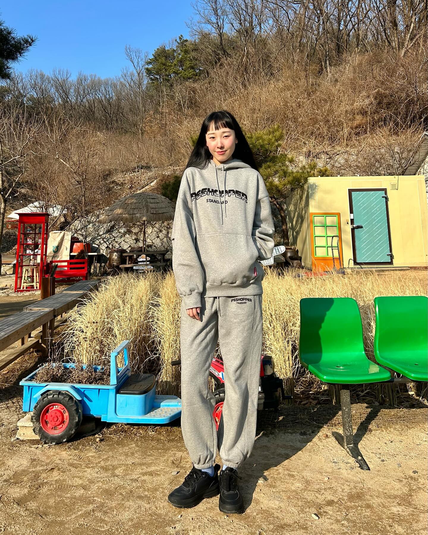 광고로 제공받은 psshopper_company 셋업이에용☘️
원단이나 핏이 너무 제 스타일이라 
다른 제품도 구매해보고 싶었던..🫶🏻🫧

자연스러운 원단 워싱과 오버핏이 
아주 고냥...🥹...제 스타일이에요🤍

그래서 뒤집어지게 밖에 나가서 
뛰어놀았다는...👼🏻