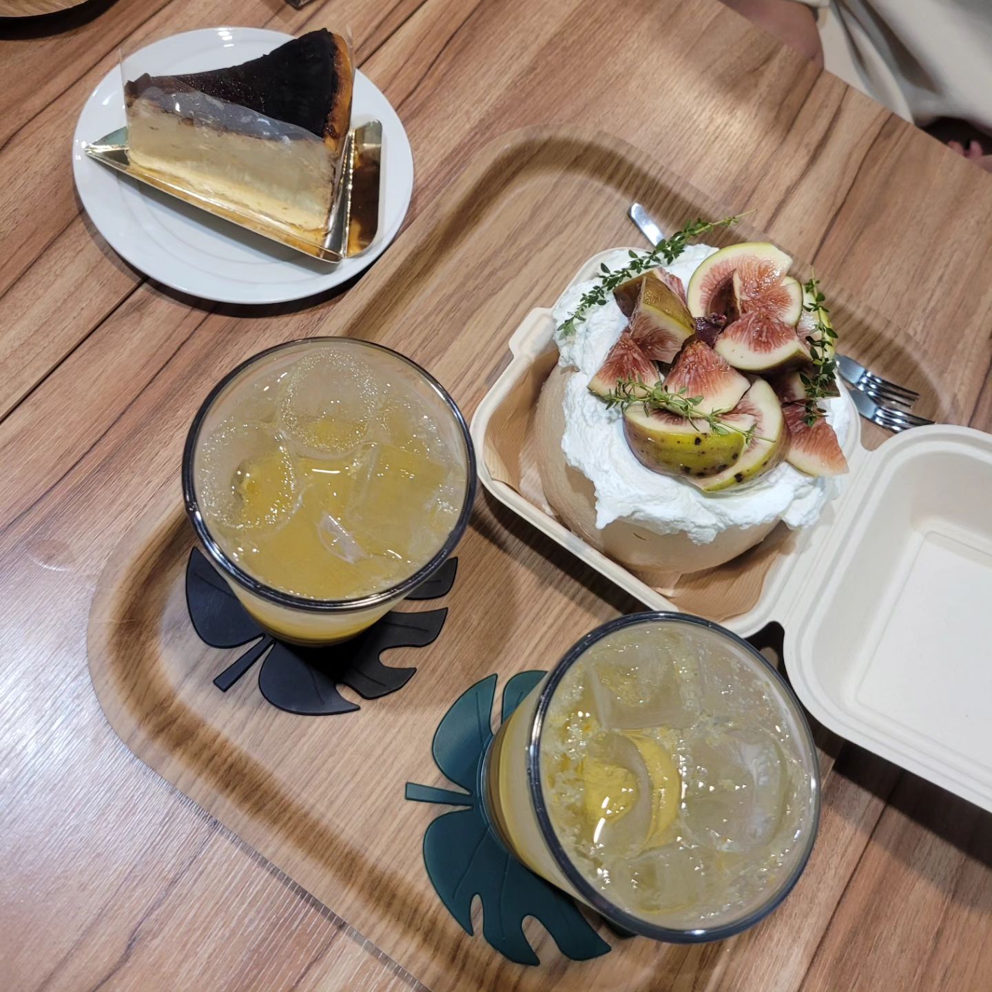💚라잌댓
오랜만에 찾은 생과일 파블로바 집
시즌과일 + 생크림 + 머랭케이크 
바크치즈케이크 과일에이드 냠
.
.
.
#라잌댓 #생과일 #무화과 #파블로바 #시즌과일 #머랭케이크 #생트림 #바크치즈케이크 #청귤에이드 #디저트 #율전동디저트카페