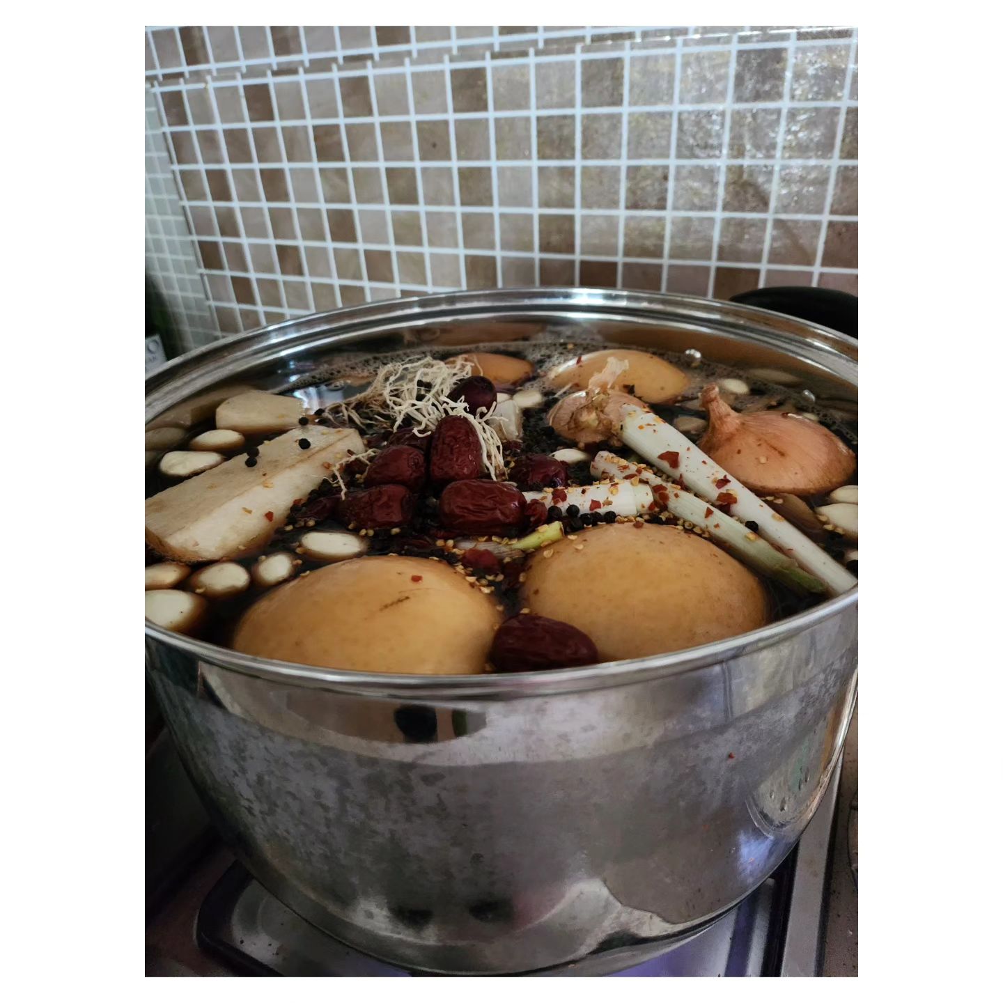 🦀판...
🦀냄새...
간장냄새 징하게남ㅡㅡ;;
게 13kg 어제 9마리 #꽃게찜
한마리 #게라면
나머지 19마리 #간장게장
13마리 #양념게장
간장 남은건 #맛간장으로~ㅋㅋㅋ
울집,엄마집,동생집 세집으로~
간장게장 안먹는 동생은 양념게장만
손에서 게냄새가 안빠지네 ㅡㅡ;;
고무장갑끼고 닦으면 뭐하나...
다 구멍나고 난리 난리 #게난리
두번다신 #활꽃게로 게장 안한다!!!
#게판#게냄새 어쨌든 #맛있어져라