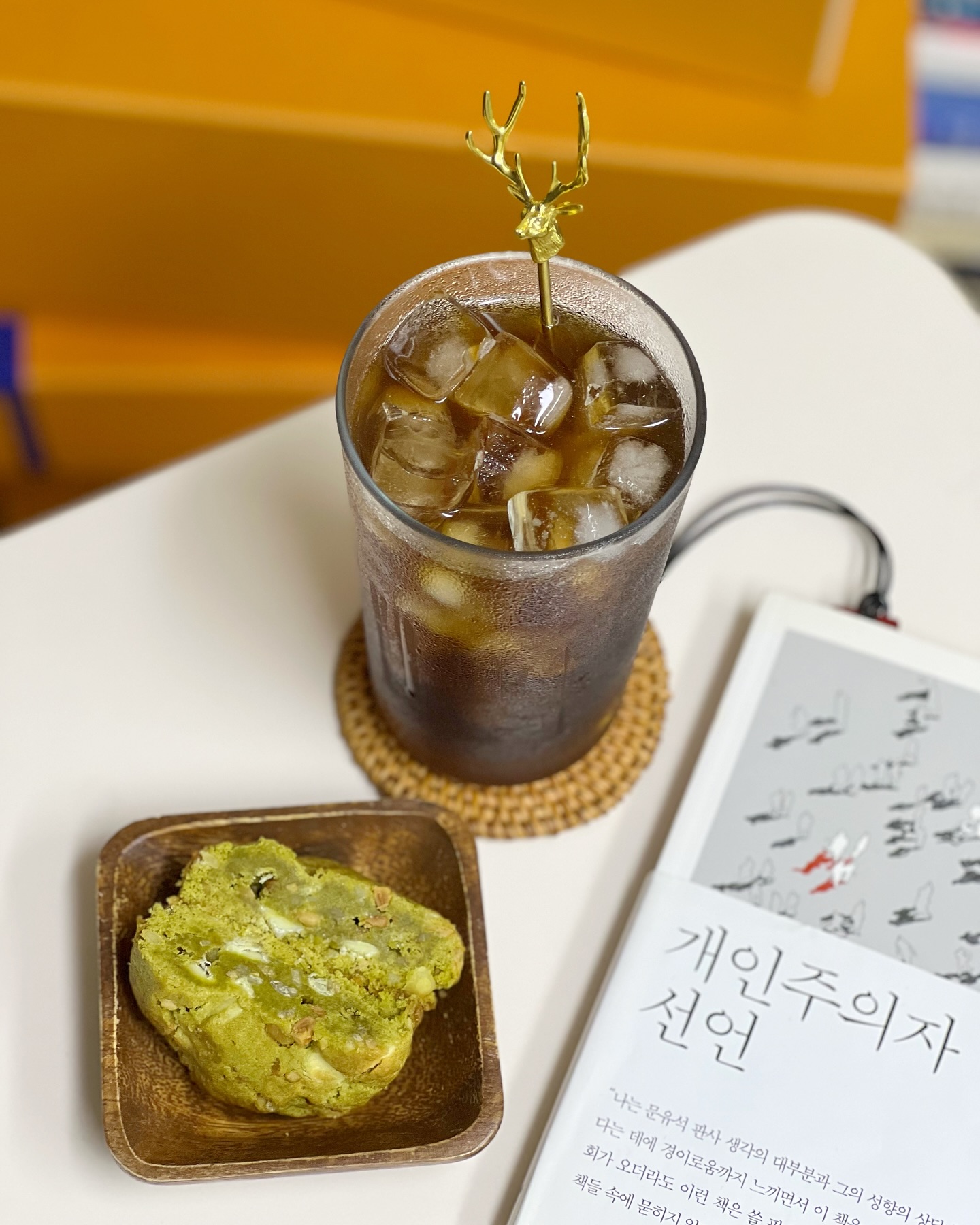 #엔그리고
-
제가 쿠키를 참 좋아하는데요
제 입맛에 딱 맞는 쿠키를 찾기란
하늘에 별 따기만큼 어려웠단 말이죠
근데 찾았어요 드. 디. 어 ᰔ
바로바로 endgrigo_
-
아니 쿠키들이 하나같이 묵직한 게
재료를 아낌없이 때려박으(?)신 너낌
밀도감이 진짜 장난 아닌데 맛있게 달고
식감도 너무 좋고ㅠㅠㅠ제가 여길 친구가
집에 있던 쿠키 하나 줘서 알게 된 거거든요
그것도 제가 그닥 안 좋아하는 황치즈
근데 황치즈 먹고 너무 반해서 다른 쿠키도
먹어본 건데 역시는 역시입니다👍👍
-
크루키는 에프 돌리지도 않고 냉장고에서
바로 꺼내 먹었는데도 맛있숴ㅠㅠㅠㅠㅠ
곰쓰초코는 왜 곰쓰지? 했는데 너무 귀여운
곰돌쓰라 곰쓰ㅋ꙼̈ㅋ̆̎ㅋ̊̈ㅋ̌̈ㅋ̄̈ 답례품이나 아이들
어린이집으로 보내기도 좋을 것 같아요
진짜 다덜 꼭 드셔보세요
이 외 모든 쿠키들이 다 쟌맛이라구욧!
-
택배도 어찌나 꼼꼼하게 싸주시는지
아이스팩을 키친타올+비닐+지퍼백으로까지
삼중포장 해주는 사장님 처음입니다..🥹
요즘같은 날씨에 아메리카노에 엔그리고 쿠키
하나 들고 나들이 가면 그저 사랑 그잡채🤎

-
-
#시흥맛집 #시흥디저트카페 #시흥디저트 #시흥크로플
#쿠키답례 #쿠키답례품 #오이도역카페 #쿠키맛집 #cookies