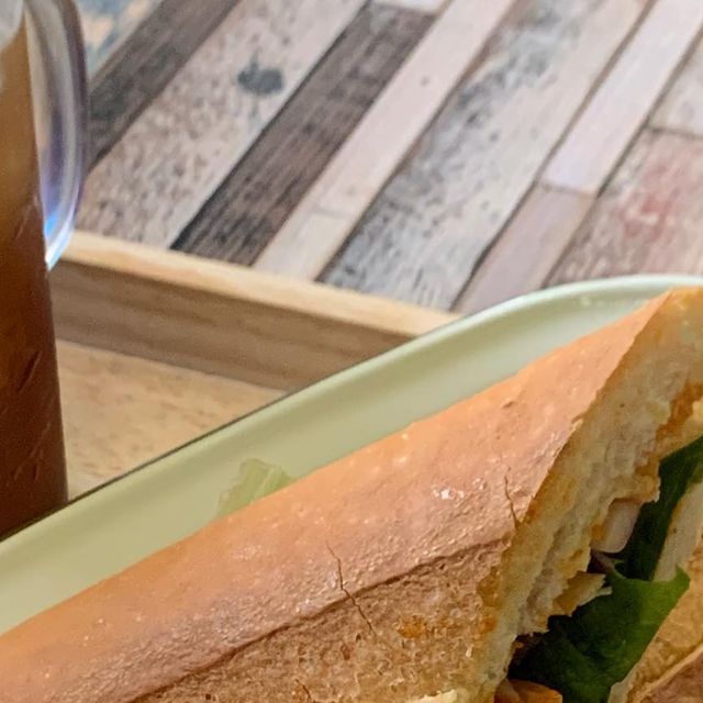  @surf.zip on Instagram: "요즘 샌드위치에 꽂혀서
집에서도 밖에서도 샌드위치를
자주 먹고 있는데😆😆

집 근처 샌드위치 맛집
💚로드 샌드위치💚 소개합니다!!

내부 디자인 컨셉이
서핑이라 더 맘에 드는
로드 샌드위치💙

서핑 끝나고 먹는 기분으로🤣
스파이스 치킨 주문 했습니다ㅋㅋ

신선한 야채랑 닭가슴살이 들어있고
스파이시 특제 소스 듬뿍으로
느끼하지 않고 매콤매콤 취저!!

매운 거 한입 고소한 아아 한입
번갈아 순삭ㅋㅋ

건강하고 영양 가득
한 끼로 추천합니다🫶🏻🫶🏻

💚로드 샌드위치
상암로 146 로드샌드위치 본점

#광고 #로드샌드위치 #바게트샌드위치 #샌드위치맛집"