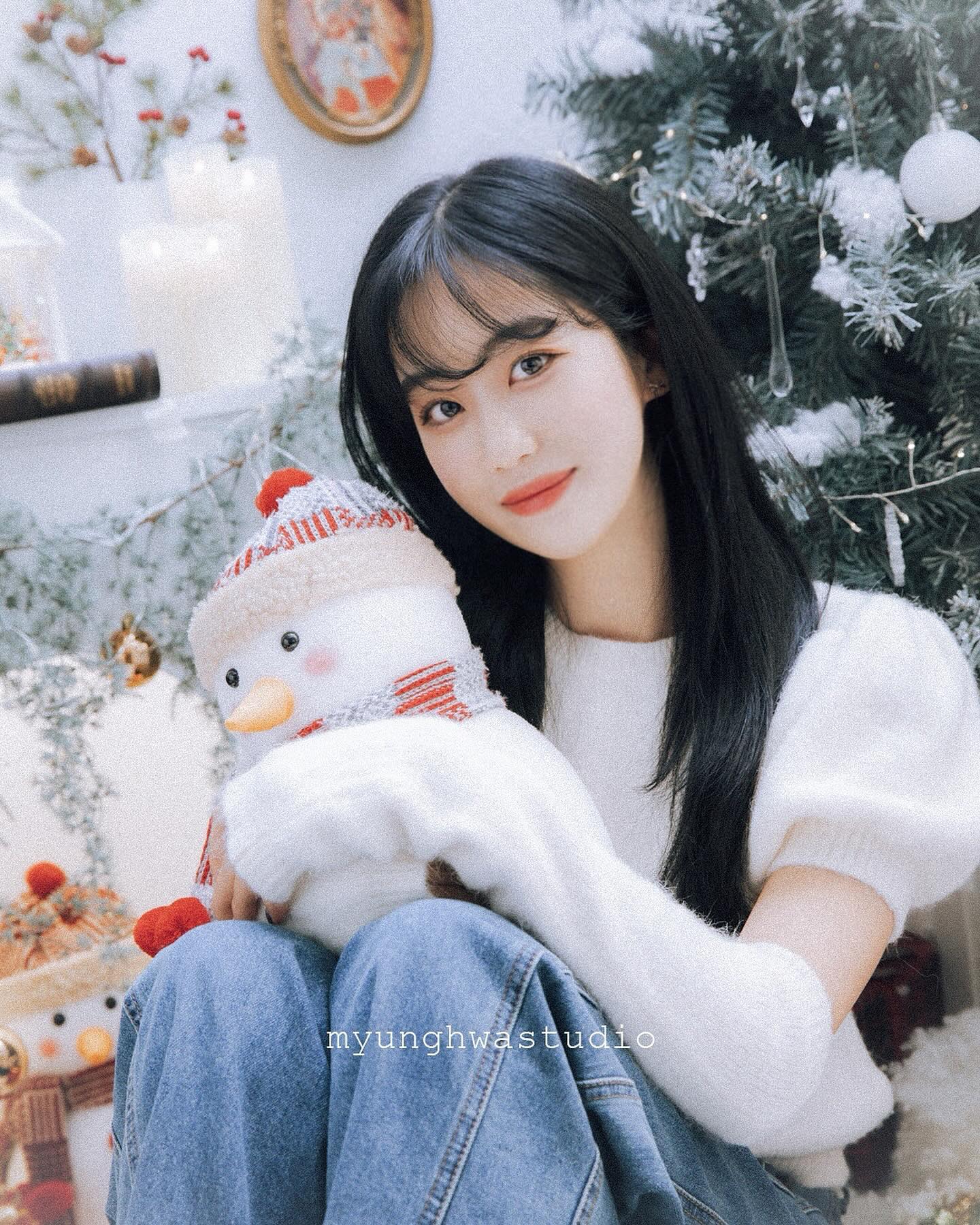 ᴡʜɪᴛᴇ ᴄʜʀɪsᴛᴍᴀs ☃️❄️🩵 
myunghwaphoto 사람 만들어주신 상호쓰 xhrho 🎄