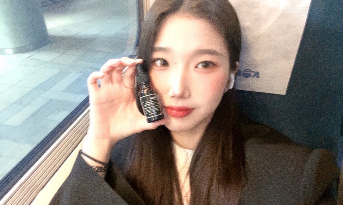 #제품제공

본가갈때도 챙겨가는 #미드나잇블루유스액티베이팅드롭
끈적이지 않고 흡수가 빨라 산뜻한 마무리감을 줘요 💜
아토피 피부인 저도 #피부진정 완료💗

#클레어스 #dearklairs 에서 구매 가능해요 ✨