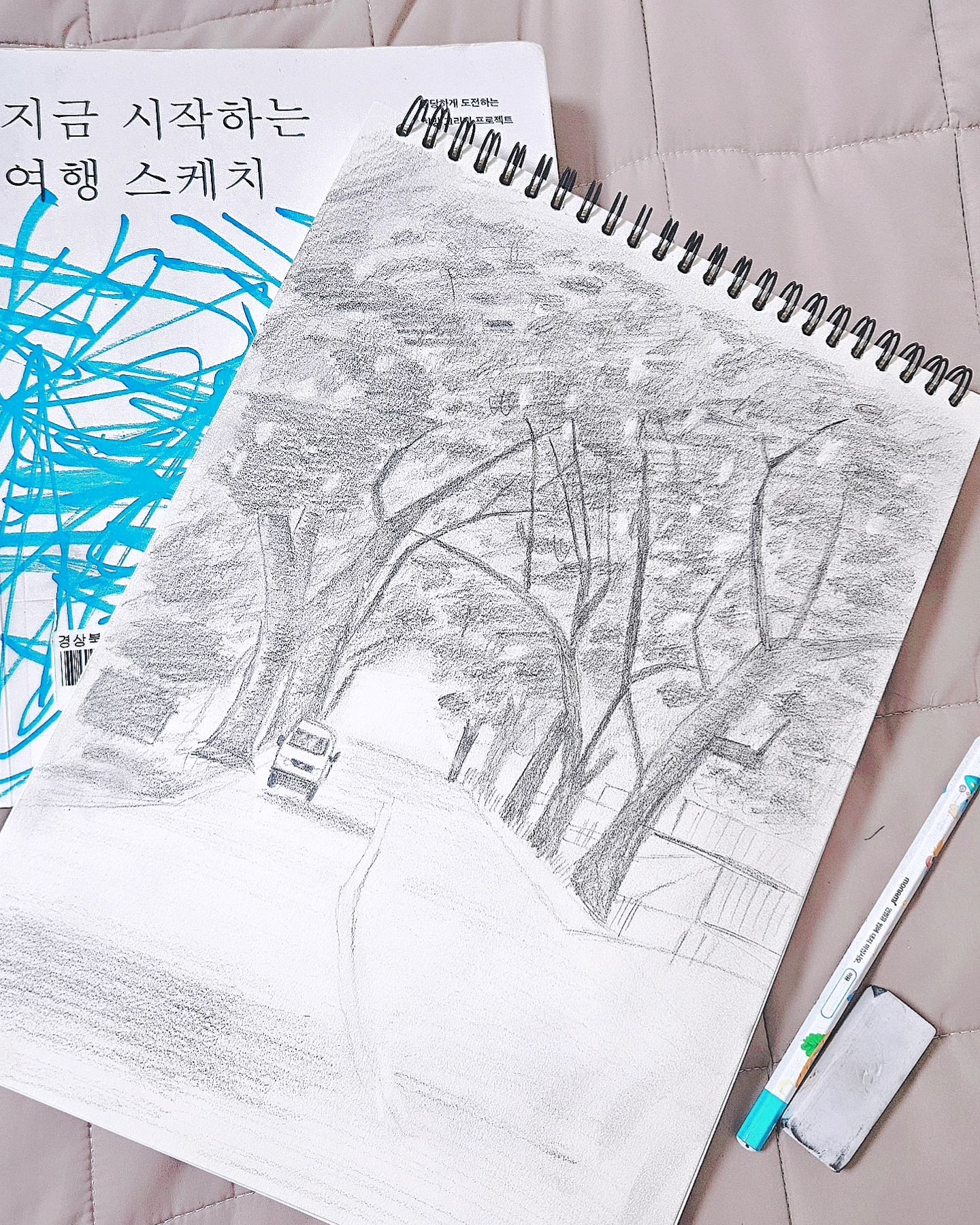오늘 도서관에서 빌려온 책을 읽다가, 문득 여행이 가고싶어졌다.

그냥 조용한 마을을 거닐고 내가 자연의 일부임을 느끼고 가뿐하게 내 자리로 다시 돌아가기 위한 그런 여행..🚙
 
도구를 사용할 줄 모르는 원시적인 나는 손만 시커먼쓰..
씻으면되지모🤷‍♀️

오늘 하루도 수고했다 내자신 🥱💤

#일기그램
#방구석취미생활