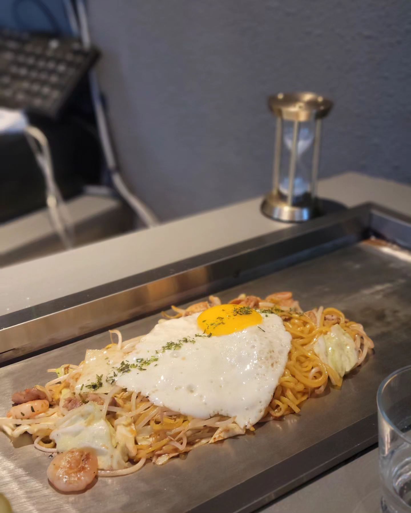 🍴오꼬노미야끼(감식)🍴
.
❗️데이트&소개팅하기 좋은 인테리어 맛집❗️
.
전포역 근처 밖에서 봐도 분위기 맛집인 일식당 발견!
철판으로 길게 이어진 바테이블에 오픈형 주방으로 주문과 동시에 만들어지는 과정을 구경가능하다😲
.
하이볼 종류도 엄청 다양해서 저녁에만 하는줄 알았는데 점심에도 오픈해서 식사로 즐기기도 너무 좋다💕
.
우리는 치즈 오꼬노미야끼, 클래식 야끼소바, 라임하이볼을 시키고 감식에서만 맛볼수 있다고 추천받은 카츠하이볼까지 시켜따😚
.
하이볼이 먼저 나왔는데 라임 하이볼은 톡쏘는 맛에 라임이 베이스로 구성되어있었고 카츠하이볼은 샤인머스켓이 들어있는 하이볼로 오꼬노미야끼에 너무 잘 어울리는 맛😋
.
오꼬노미야끼에는 양배추, 소, 돼지, 오징어, 새우, 마카로이로 만들어진 반죽에 체다치즈, 모짜렐라치즈, 그라나파다노가 올라가 있는데 씹는 식감이나 비쥬얼까지 너무 좋았고 재료가 듬뿍 들어가서 한입 먹자마자 깜짝 놀란 맛👍
.
야끼소바역시 소스랑 면이 너무 잘 어울렸고 같이 들어간 양배추와 숙주가 아삭한 식감을 살려줘서 면과 같이 먹었을때 넘나 맛있음😋
.
인테리어도 예뻐서 사진찍기도 좋고 일행과 같이 얘기나누기도 딱 좋은 분위기라서 소개팅이나 데이트하기에 적합한 장소인데 음식이나 하이볼도 너무 맛있어서 다른사람들한테 추천해주고 싶은 곳🥰
.
❗️하이볼에 어울리는 오꼬노미야끼 맛집❗️
.
🔹️부산 부산진구 서전로68번길 84 1층
🔸️치즈오꼬노미야끼 17,000
🔸️클래식 야끼소바 14,000
🔸️라임하이볼 9,000
🔸️카츠하이볼 10,000
.
.
#협찬 #감식 #전포맛집 #서면맛집 #부산맛집