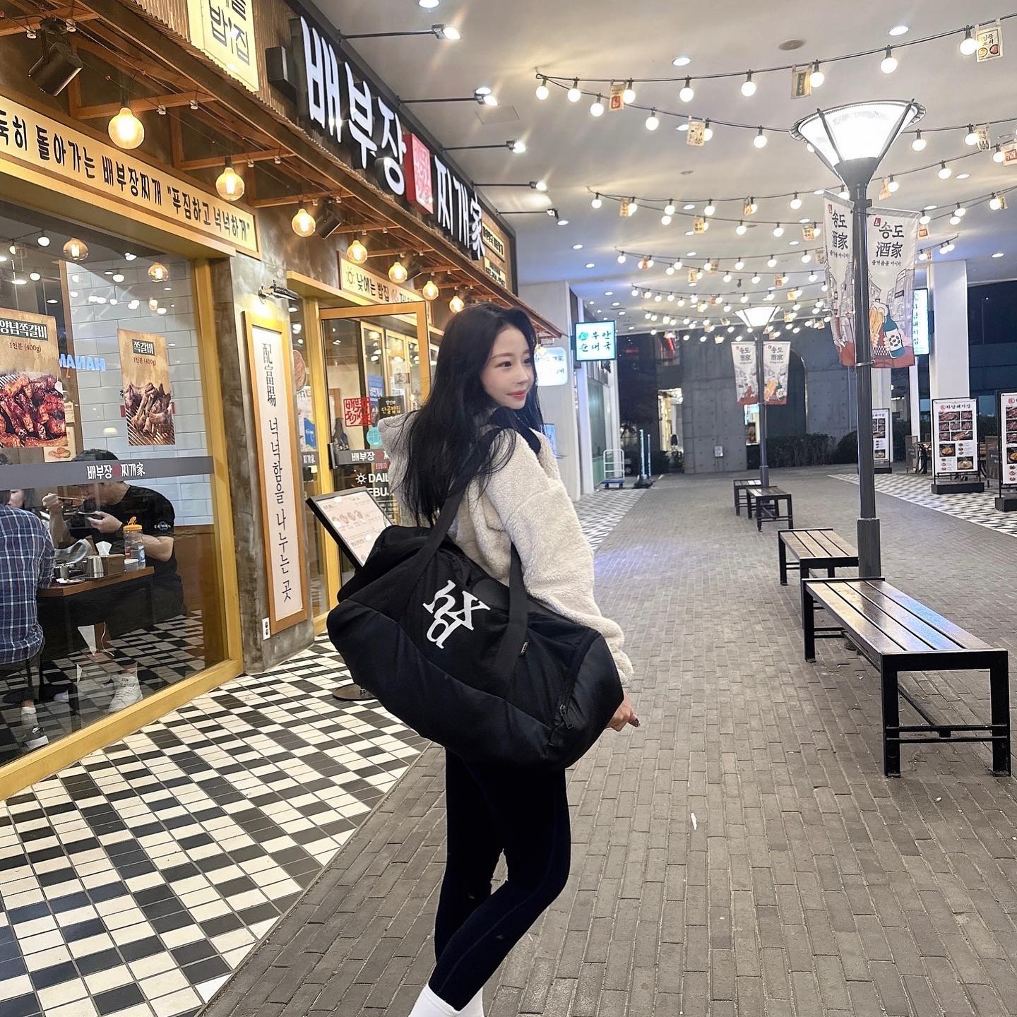 몸 만한 가방 들고 다니는 여자 어떤데.
