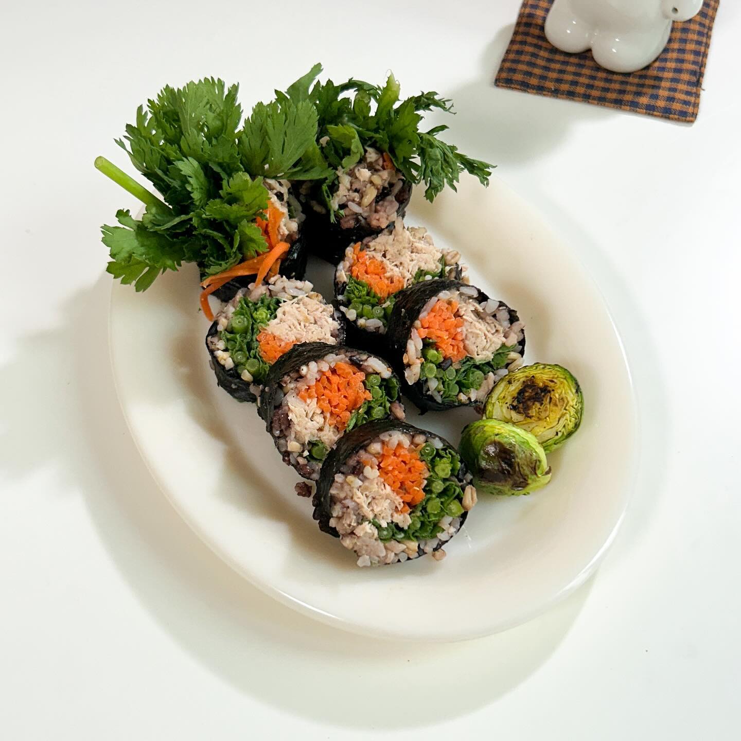 쑥갓 참치 김밥
오늘 김밥투어는 제일 가까운 저희 집에서 해볼게요😉✌🏻
아침부터 밥을 꺼냈다는건 제 soul food 김밥이라 가능 ❥･•

김 위에 참기름, 깨소금으로 버무린 흑미현미밥 잘 펼치고
쑥갓-참치마요-당근라페 순으로 올려준 뒤
터지지않게 잘 말아주면 끝 ➰
쑥갓은 따로 무치거나 데치지않고 생 쑥갓을 넣었는데
향긋한 맛이 참치마요&당근라페 랑 너무 잘 어울리더라고요!

아침부터 속 꽉찬 김밥 먹으니 든든하고 만족 100% 🩷
구운야채랑 같이 먹었어요! 방울양배추 하나 톡 ෆ⸒⸒