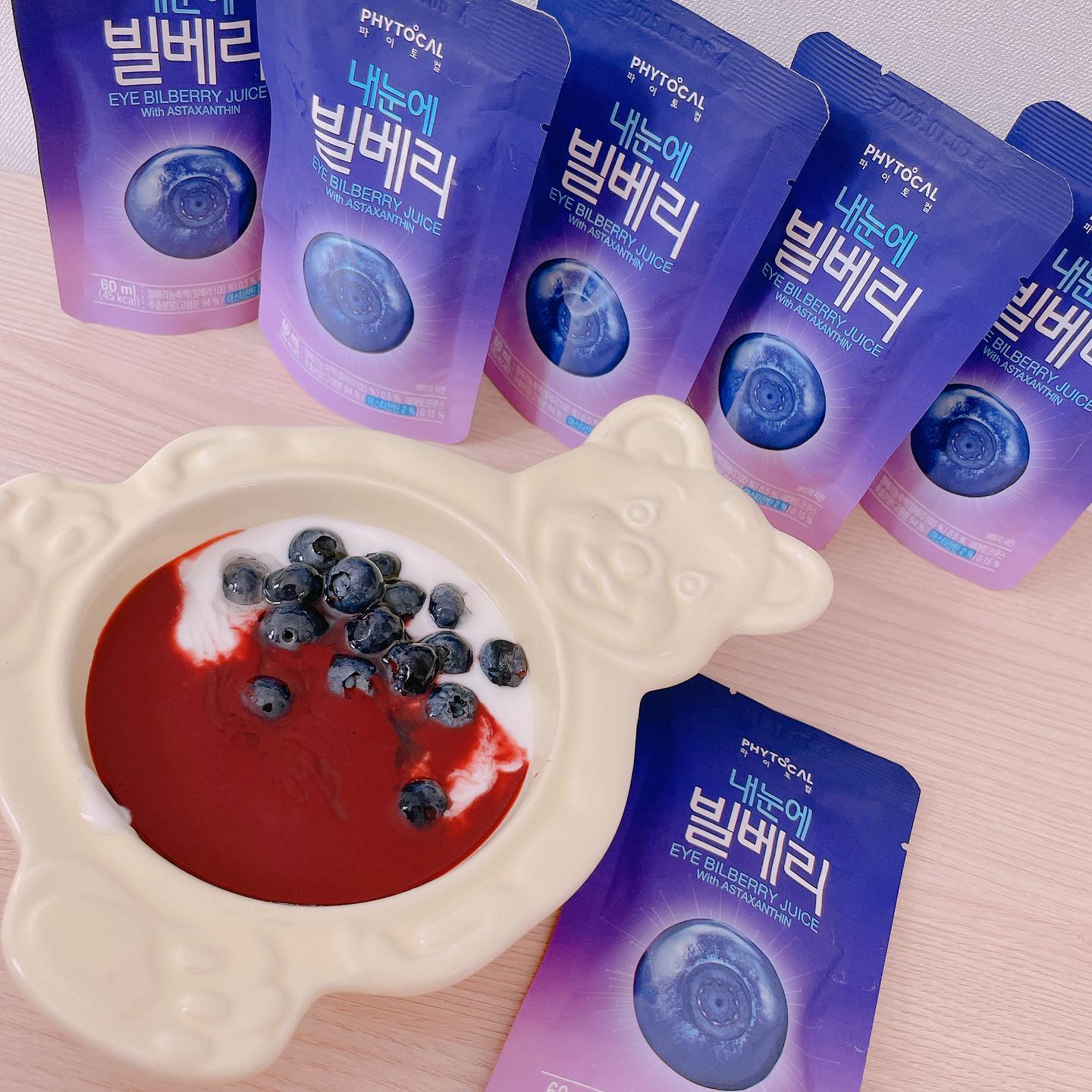 #빌베리

베리류를 좋아하기는 하지만
확실히 씹는것보다 마시는 걸 더 선호해서인지
즙처럼 액상으로 나온 상품이 좋댜🫐

그런 나에게 딱이었던 #파이토컬내눈에빌베리 

그냥 먹어도 좋지만 요거트에 넣어서
씨먹으면 훨씬 더 맛이 좋다는 건 안 비밀💛

빌베리,블루베리,라즈베리,블랙베리 4가지 모두 함유.
통째로 갈아넣어서 씹히는 식감이 있는데
개인적으로 더 좋았음🙈

매일 한잔으로 나의 건강, 내가 스스로 지키쟈규👍🏻

“자연원 앰버서더로 제품을 제공받아 작성한 솔직한 후기입니다“

#자연원 #자연원몰 #자연원앰버서더 #빌베리주스 #자연원빌베리 #건강관리 #모닝루틴 #요거트에퐁당 #요거트에넣어서 #하루한포 #매우만족 #냠냠 #색깔주스 #연년생맘 #남매맘 #육아맘일상 #잘먹었습니다