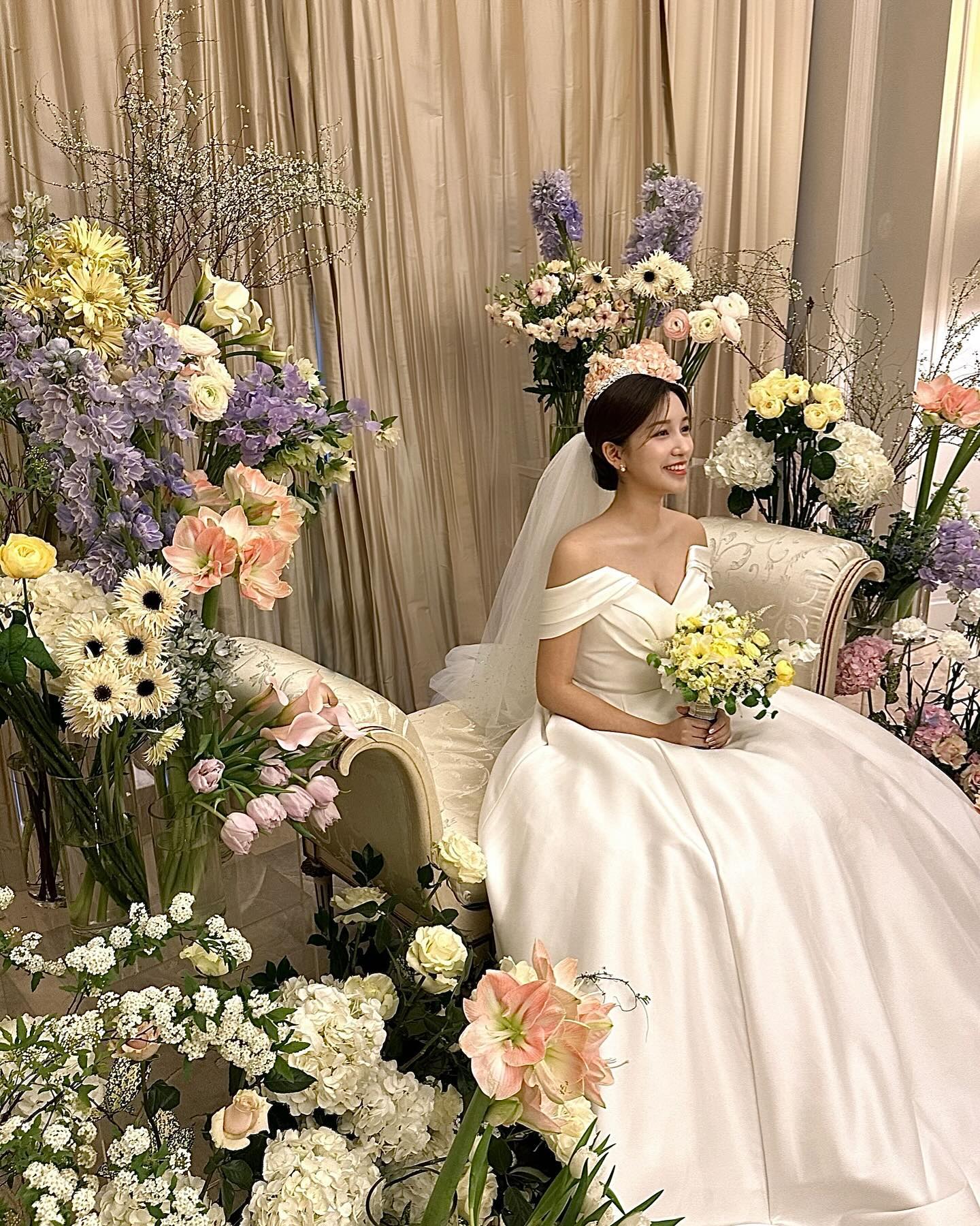 💐🌷💛🌼🤍

Planner. wedding_yeah_s_ri
Dress. joshuabelle_office
Bouquet. goeunflower90 
Hair. commenana_official 
Makeup. s2arang

Venue. raum_wedding
Photo. one.at.a.time_snap