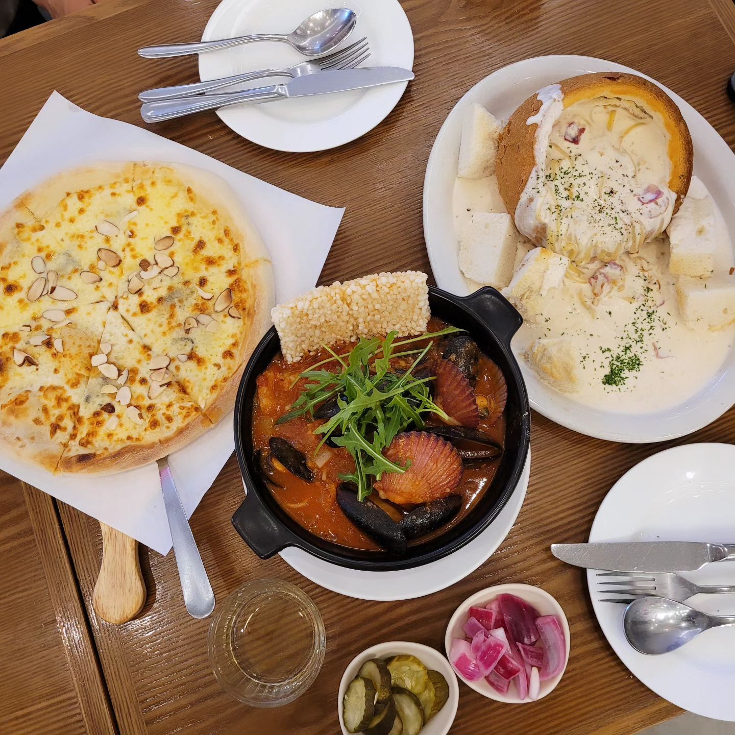 #협찬 
파스타와 화덕피자가 맛있는💕
구파발 #브런치맛집 #리미니
9900원으로 맛보는 파스타부터
피자 파스타 세트메뉴는 29900부터
완전 가성비 맛집인거 같아요😍
샐러드위에 바로 갈아주는 치즈토핑
바삭바삭 갓구운 식정빵과 2종소스
음료와 스페셜티블렌딩 커피까지
평일런치에는 모두 무제한~💗
꿀떨어지는 쫄깃한 #고르곤졸라피자
찐한 크림의 #베이컨크림빠네파스타
매콤하고 진한국물 #해산물스튜파스타
#리미니듀오세트 메뉴가 이렇게 한가득🥰
남녀노소 배부르게 먹을수 있어 좋아요
.
👉배민이나 쿠팡이츠에서도 이용가능
집에서도 시켜 먹어야겠어요 ㅎㅎ❤️
.
.
.
#진관동맛집 #구파발맛집 #브런치맛집 #리미니롯데몰은평점 #화덕피자맛집 #은평스타필드맛집 #foodporn #foodstagram #외식추천 #구파발모임추천 #먹방맞팔 #먹스타맞팔 #맛있다그램 #맛집투어 #먹스타그램