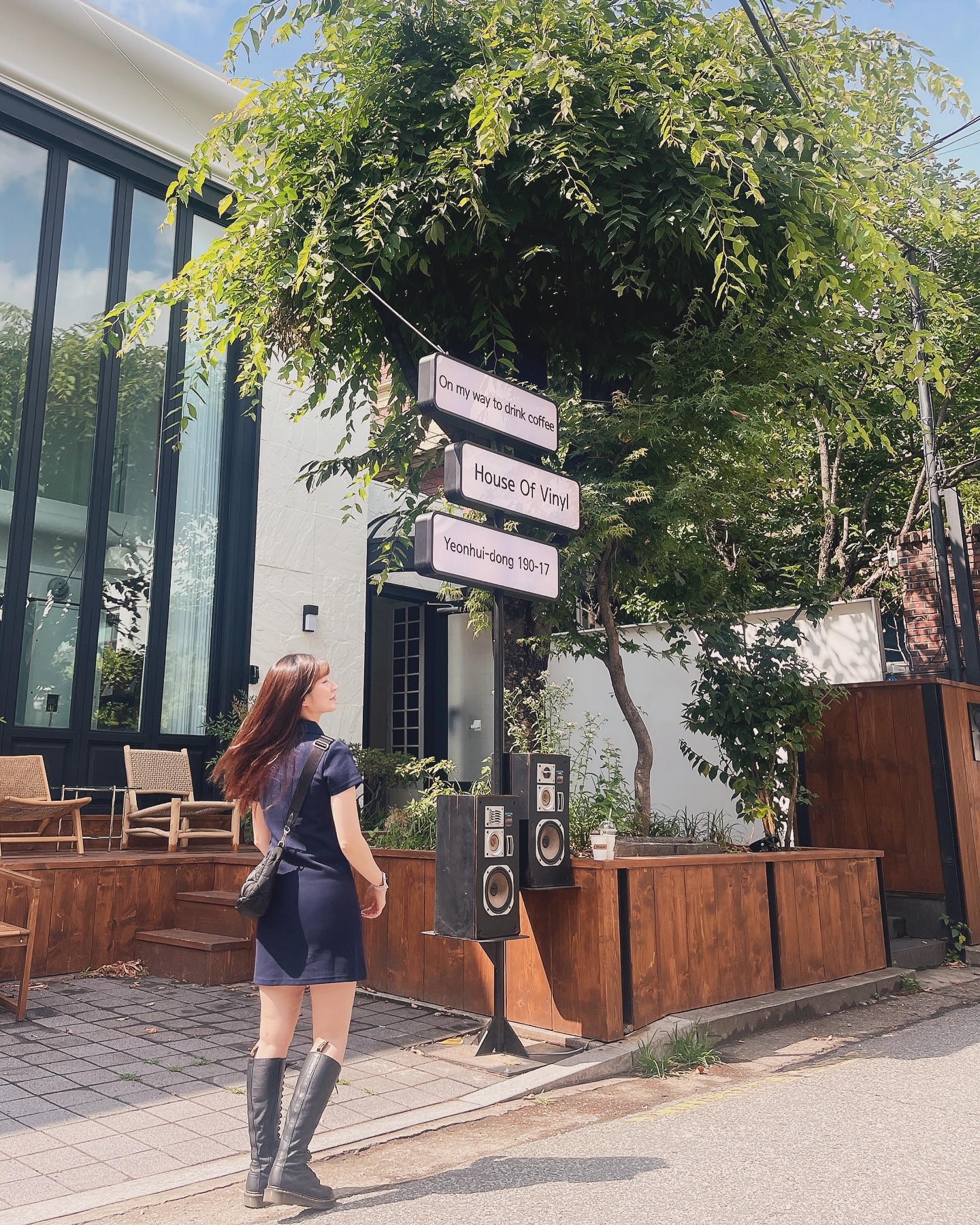 찰랑거리는 보다
펄럭거린다는 표현이 맞을 듯 한 머리카락 … 🤣

#하우스오브바이닐연희
📍서울 서대문구 연희맛로 17-43

#홍대카페#어반드레스#닥터마틴#프라다#여름원피스#미니원피스#니트원피스#원피스코디
