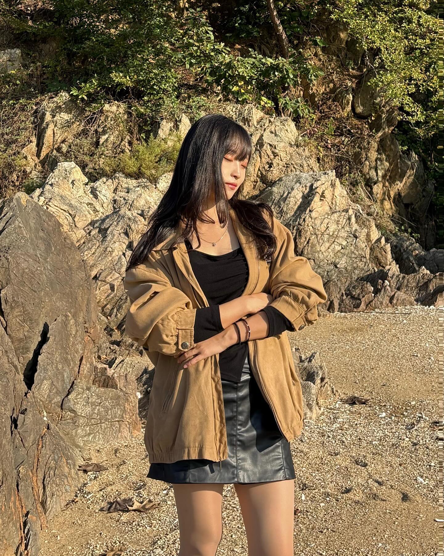 #협찬 
지속가능한 공존 무드 패션 어떤뎁 🤭

delixir_official 의 오닉스 레이어드 팔찌와 함께 코디했어요!
델릭서는 사회문제에 관심과 책임을 갖고,
사람들이 관심을 가지도록 노력하고 있는 착한 브랜드인데요.

판매수익의 일부를 유기 동물 복지향상을 위해 기부한다니
더더 착용하고싶지 않나요?🥹

지속가능한 공존이라는 #델릭서 컨셉과 무드와 맞게 
빈티지 웨더프루프의 오보핏 자켓과
에코레더 스커트로 코디했어요!
무심한 듯 귀여운 #원석팔찌 와 함께 매치하니까
생각보다 더 캐주얼하고 이쁘더라구요🤭🍂

돌 배경과 함께 어울러져서 더 맘에드는 이번 룩.
가을 햇살이 얼마나 뜨거운 지...!
사진 찍는 내내 눈이 엄청 부셔서
계속 손으로 해가리고 눈감아버렸지만

가을아 천천히 가줘•••

#여자팔찌 #남자팔찌 #커플팔찌 #후원팔찌 #기부팔찌 #유기견후원 #유기동물후원 #천연석팔찌