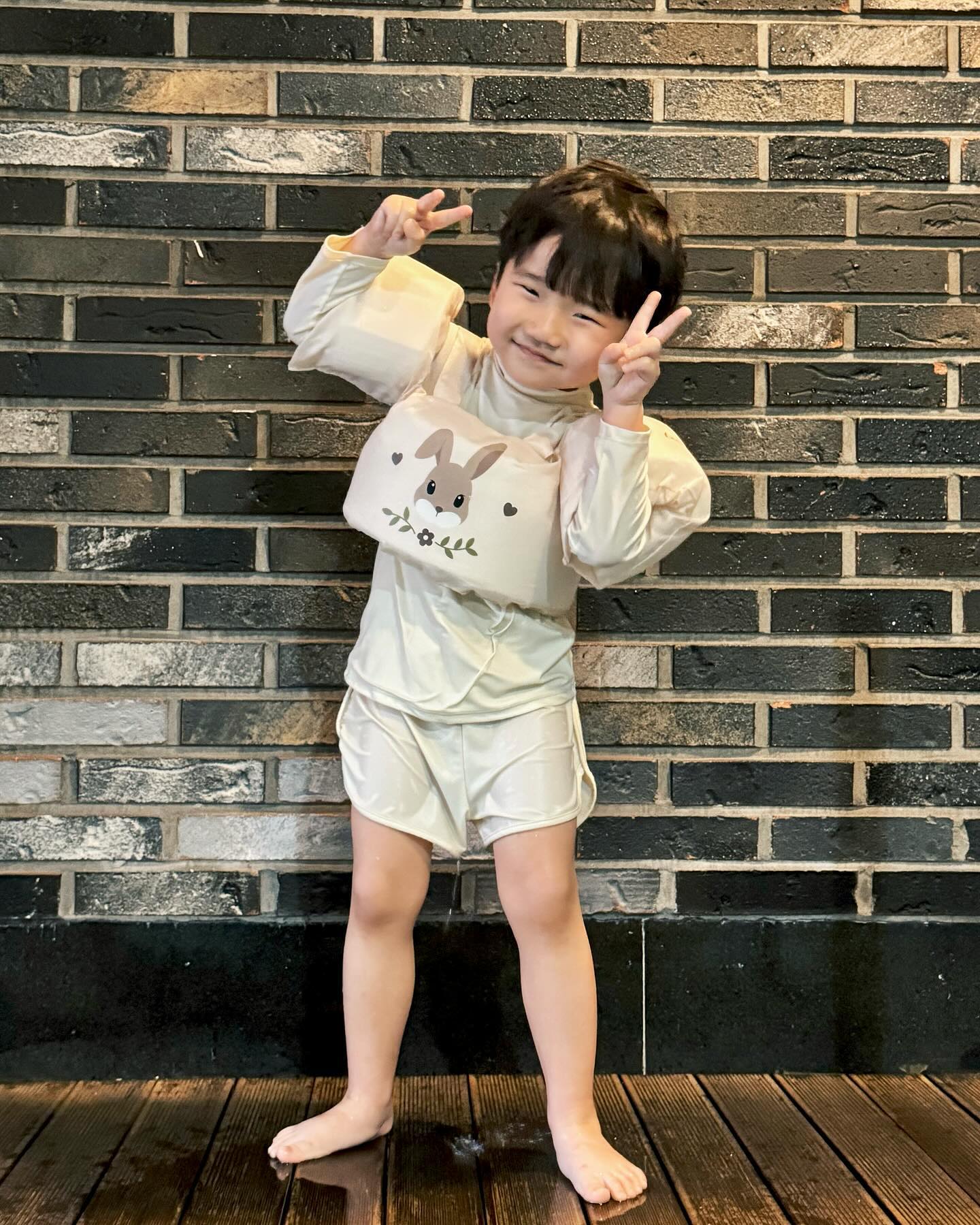 장소제공 ♪ 𝗉𝗈𝗈𝗅𝗏𝗂𝗅𝗅𝖺𝖽𝗋𝖾𝖺𝗆🩵
⠀
⠀
정우와 단둘이 떠난 여행 :)🤎
⠀
당일 캠핑 바베큐가 가능하고,
풀빌라,펜션,수영장,바베큐장,실내 스포츠관, 무인매점 등 놀거리가 가득한 풀빌라드림!
⠀
풀빌라 실내 온수풀이 무료라서 신나게 물놀이를 하고,따뜻한 스파까지 할 수 있구요.💦
실내스포츠관에서는 축구,베드민턴,야구,탁구, 골프등 다양한 스포츠를 즐길 수 있어요.
⠀
도착하자마자 축구랑 베드민턴으로 운동하고
수영장에서 물놀이하고, 스파에서 따뜻하게 몸 녹이고, 저녁먹고 나니 정우는 꿈나라 직행열차
혼자 여유롭게 맥주한캔하니 너무 좋구요.
아침에 일어나서 간단하게 밥먹고 또 신나게 운동하니 즐거운 여행 끝!
초대해주셔서 감사합니다.🫶🏻
⠀
⠀
⠀
📍가평 풀빌라드림 poolvilladream_ 
경기도 가평군 상면 돌아우길 56
⠀
⏰ 이용시간 : 입실 15:00 / 퇴실 11:00
🏠 풀빌라 2호기준 : 복층형 침대룸(모션베드2개)
+풀장+테라스+화장실
👨‍👩‍👧‍👦풀빌라3 기준 2인 (최대 4인)
⠀
✔️개별 바베큐, 개별 실내 수영장, 스파 , 스타일러, 와인셀러, 냉장고, 전기밥솥, 전자레인지, 커피포트, 화장대, 드라이기, 주방집기 및 식기류 일체, 침구류 일체, 욕실용품(샴푸,린스,바디워시,수건), Wi-Fi 등
✔️실내스포츠관 *축구,베드민턴,야구,탁구, 골프)
✔️당일피크닉 (캠핑바베큐장) 이용가능
오전11시~저녁10시( 원하시는 이용시간 말씀해주시면 예약가능)
⠀
⠀
･ ･ ･ ･ ･ ･ ･ ･ ･ ･ ･ ･ ･ ･ ･ ･ ･ ･
⠀
#풀빌라드림 #정우랑놀기 #가평풀빌라 #가평여행 #가평여행추천 #가평가볼만한곳 #가평펜션 #가평풀빌라추천 #가평독채 #가평펜션추천 #가평스테이추천
