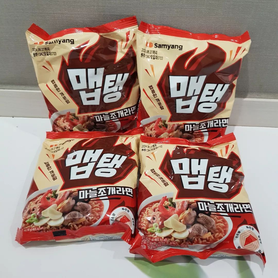 #협찬

마늘의 알싸한 매운맛🔥

#삼양식품
#맵탱
#마늘조개라면 

날씨가 추우니
국물있는 음식과
맵고 칼칼한 음식이 생각나는 계절

이 계절에 더욱더 어울리는 라면
#맵탱

마늘의 알싸한 매운맛과 조개의 개운한 국물맛이
속을 뜨듯하게 데워주고 속이 풀리는 느낌

그래서 술먹을때도 같이 먹기 좋고
해장하기에는 더더욱 좋은 라면👏

면발도 쫄깃쫄깃하고
라면끓을때 콩나물,오뎅,새우,게 등등
어떤 식재료든 다 잘 어울림👍

딱 한국인들이 좋아할 그런 매운 맛이라
이제부터 맵탱드시고 시원하게 해장하세용~~

#협찬 #삼양식품 #맵탱 #마늘조개라면 #맵탱마늘조개라면 #라면 #면스타그램 #해장 #해장템 #해장라면