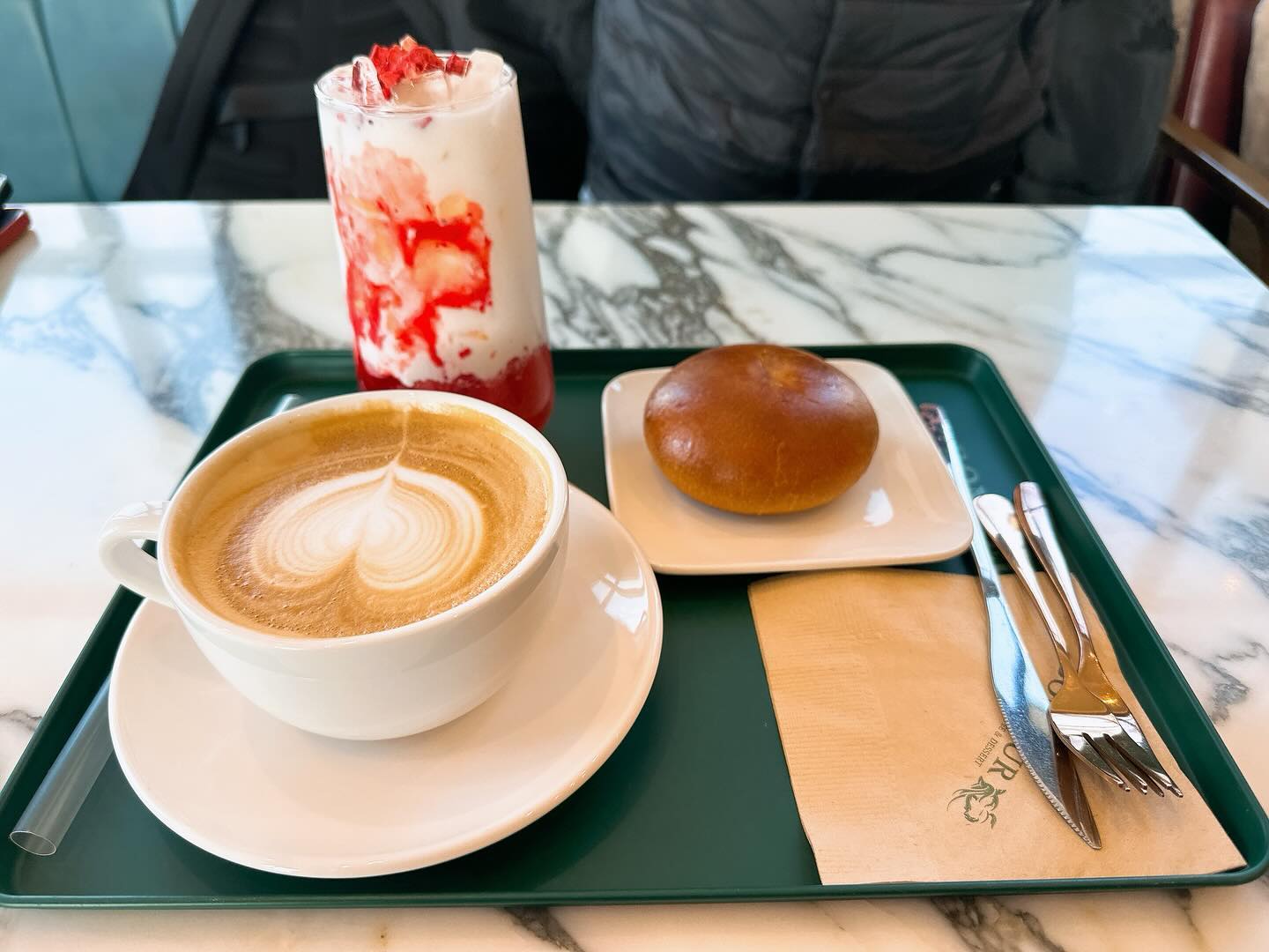 말을 정말 사랑하는 사장님이 운영하는 카페😍

부산 호포에 위치한 보네르입니다.😍😍

온통 주변에 🦓🐴🦄

카페에 들어서자 입구서 부터 큰 말이 떡 하니 있더라구요❤️❤️

빵도 엄청 많고 입구서부터 눈에 띈 멘트는 승마체험 신청 현수막??!🥸

요새 카페는 맛도 맛이지만 눈으로 보는것도 중요하잖아요 그쵸❤️

온갖 말사진 말그림 말피규어 등을 뒤로하고도 대형 창문에는 낙동강 뷰까지 🥹🥹

안올 이유가 없는 카페네요 야외에는 정원도 있어요 요즘은 좀 춥지만🌝🌝

혹시 근처 가시면은~~

꼭 들려서 맛난 빵과 커피 한 잔하고 가셔요~❤️

🏮Tip 주차는 바로 앞에 전용 주차장에 주차하고 이용하시는게 좋을 것 같습니다.🌝

🌟주소 : 경남 양산시 동면 호포로 61 호포카페 보네르
🌟전화번호 : 055-364-1034
🌟영업시간 : 매일 10:00-21:50

#갓생푸드_부산

#호포 #베이커리카페 #승마체험 #간식 #존맛탱😋💕