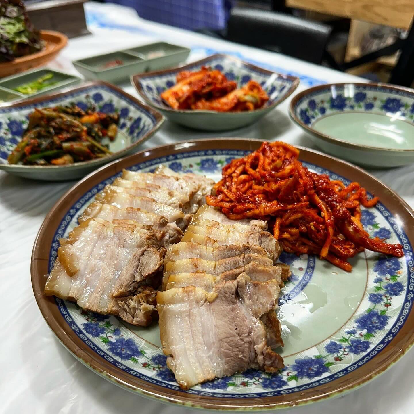 .
[ #인제 _ #원박달서리막국수 ] [ #내돈내산 ]
-
찾았다 힐링푸드✨🥙
편육, 막국수, 감자전으로 힐링🤩

강원도 오면 먹고 가는것 중 하나가 메밀 막국순데요
편육과 감자전도 먹어보고 싶어서 
다 먹을 수 있을까 하는 고민과함께 주문했습니다😋
그런데 이게 웬일 안시켰으면 큰일날뻔😲👍🏼

촉촉 야들한 편육 한쌈 싸서 먹으면 존맛탱😆

막국수는 별다른 양념 추가 할 것 없이
사장님이 말씀해주신대로 육수만 부어서 먹어도
달콤한 맛이 올라와서 맛있더라구요👍🏼
과일을 엄청 갈아 넣으셨다고..

그리고 감자전은 세상 두꺼워요
거의 진짜 일반 감자전 두개 겹쳐놓은 두께🤩

세개를 시켰더니 양이 너무 많아서
결국 감자전은 포장 해와서 집에서 야무지게 먹었습니다🙌🏼

다음번에 인제가면 또 찾아갈거같아요!!
-
#인제 #인제여행 #막국수 #수육 #감자전 #인제맛집 #인제막국수 #인제스피디움 #인제자작나무숲 #여행 #여행스타그램 #강원도여행 #맛집여행