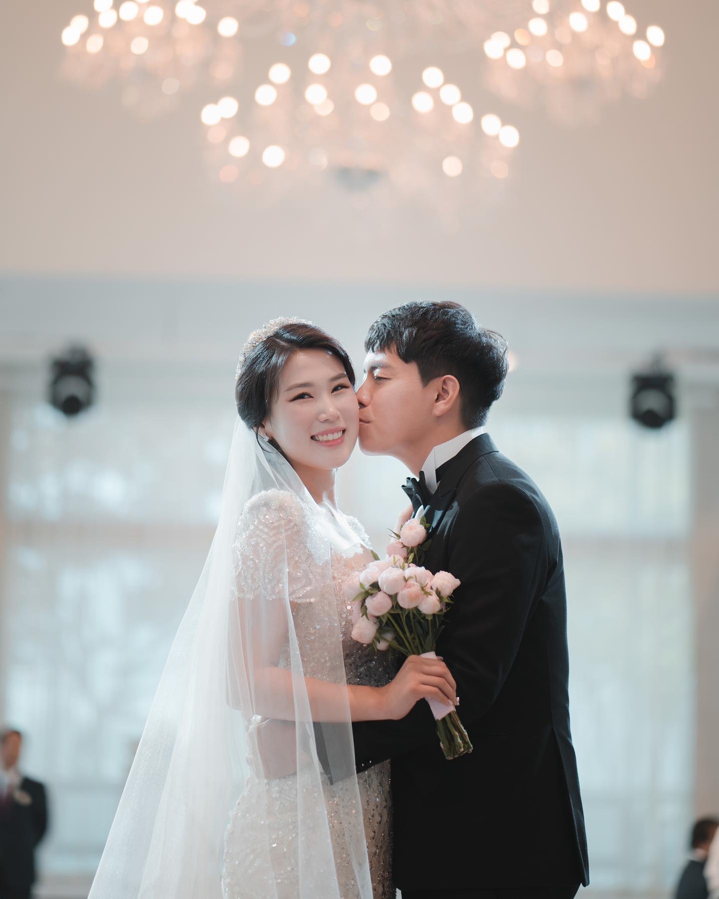 잊고있다보니 나온 본식 보정본 !
알콩달콩 재밌게 잘 살고 있습니다 👰🏻‍♀️🤵🏻
모두 감사합니다 ❤️🧡💛💚🩵
-
grandmercurechangwon_wedding
-
#모든사진에웃고있는나....ㅋㅋㅋㅋ