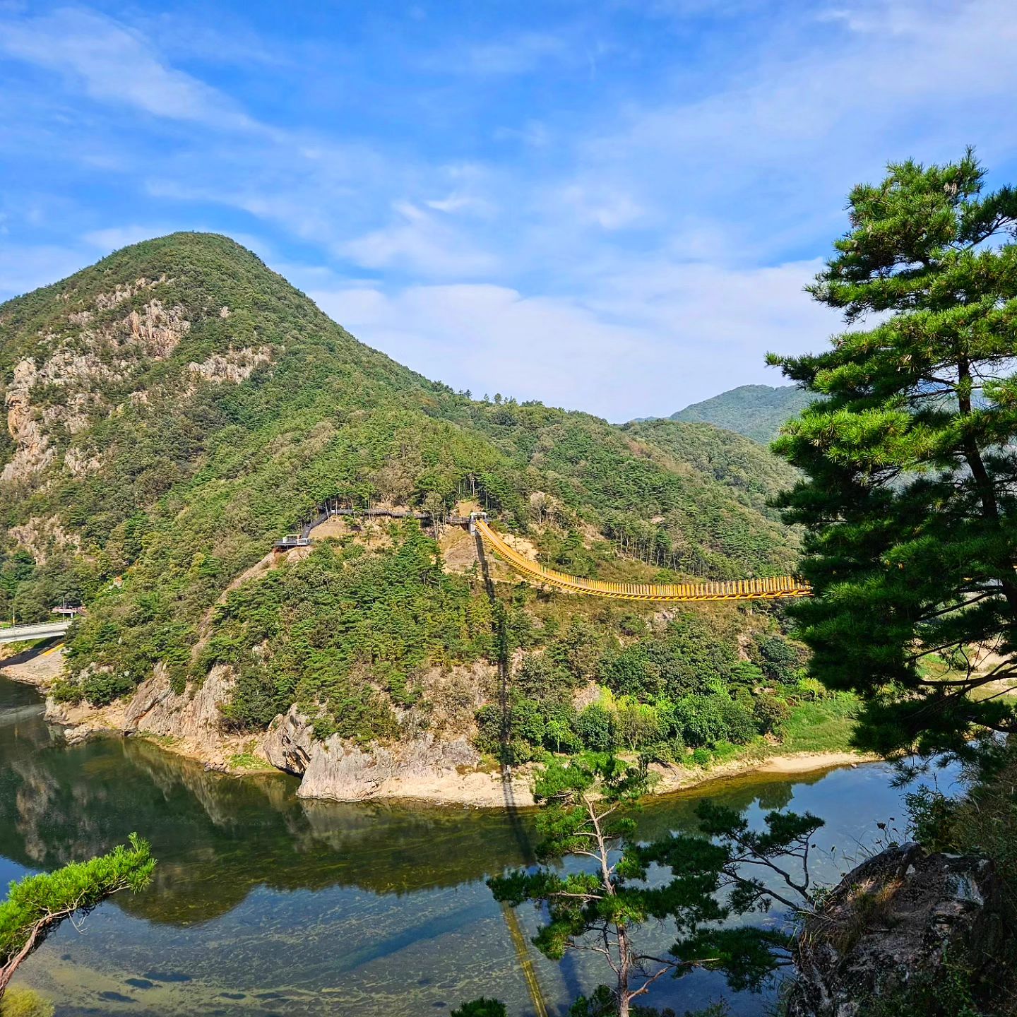 #금산여행#월영산#출렁다리#원골폭포#금산

시작이 좋아
아름다운 월영산 절경으로
산뜻하게 힐링코스 스타트💙💚