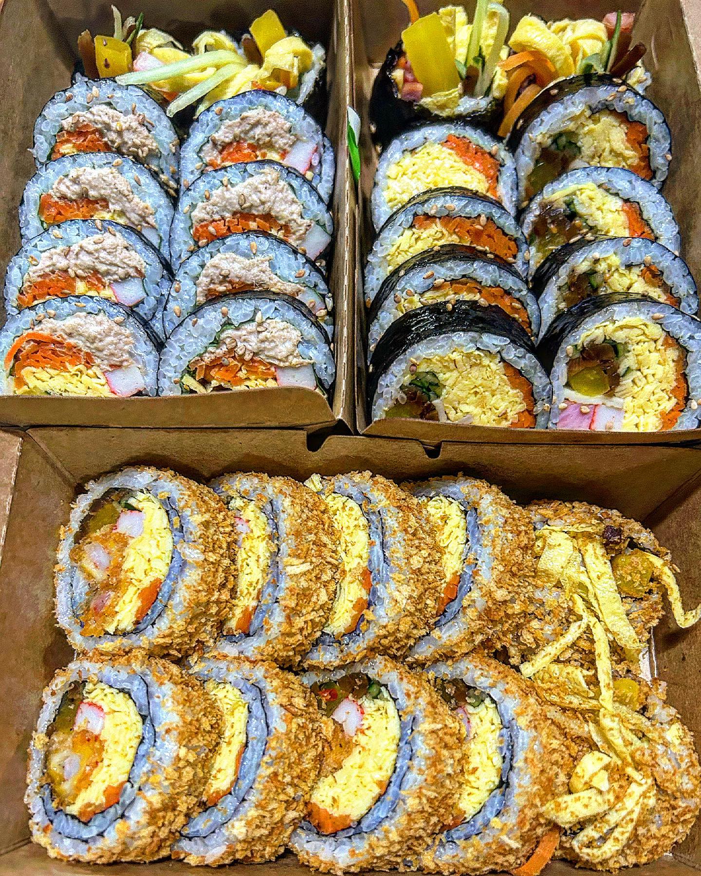 쉬는날은 라면에 김밥이지 #새우튀김김밥 🍤🍤🍤🍤🍤

내 사랑 틈새라면에 로제떡볶이 그리고 김밥이면 최고의 휴무>< 최근에 판 김밥집인데 새우튀김, 계란 등 토핑 가득 새우김밥은 겉 빵가루 덕에 고소하고 별미~ 기본도 맛있고 참치김밥도 굳굳 김밥집이라 로제떡볶이 기대 안했는데 꽤나 치는 로제떡볶스👻 딱 깔끔한 느낌의 김밥맛집이라 자주 시켜 먹을듯 해요 수성구 김밥집 추천!.! 

#김밥 #대구김밥맛집 #김밥맛집 #새우김밥 #계란김밥 #참치김밥 #로제떡볶이 #대구떡볶이맛집 #분식맛집 #분식스타그램 #대구맛집 #대구맛집추천