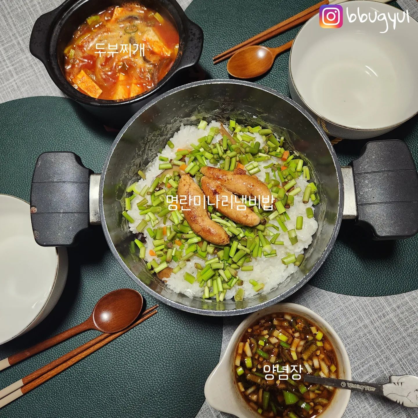 저 냄비밥 처음 도전해봤어요 !! 결과는 대만족😆💕
완성하고나니 무쇠솥 욕심이 나네요,, 좀만 기다려라,, 🔥
⠀
💡 청도미나리를 활용해서 만든 #명란미나리냄비밥 💛
하루동안 불린 쌀과 물을 붓고 1:1 비율로 넣고,
(미리 불렸으면 물은 쪼금 더 작게 잡아도 될듯해요 !!)
불린 표고버섯 넣고 끓여주다가 중간에 작게 썰은 당근 넣고,
뜸들일 때 송송 썰은 미나리 한가득 넣어준 뒤에
저염명란젓 버터에 살짝 구워서 올려주면 완성 🫶
⠀
명란 솔직히 2개만 더 있어도 양념장 필요없을 맛👍
미나리랑 버섯, 명란 조합 대박이에요 ! 
향 너무 좋고 꼬소하고,, 밥이 달달해서 그런지 꿀조합😋 
칼칼한 두부찌개랑도 너무 잘 어울렸답니다✨️✨️✨️
⠀
다음엔 쌀반 미나리반으로 넣을 것,,, 명란 5개 넣을 것,, 🖊
⠀
너무 맛있게 잘 먹었습니다｡* .ᰔ ଘ(∗ ɞ̴̶̷ ·̮ ɞ̴̶̷ )੭່˙ .⁺ ˖ ⌒ ❤ 
⠀
⠀
#명란미나리밥 #냄비밥 #미나리밥