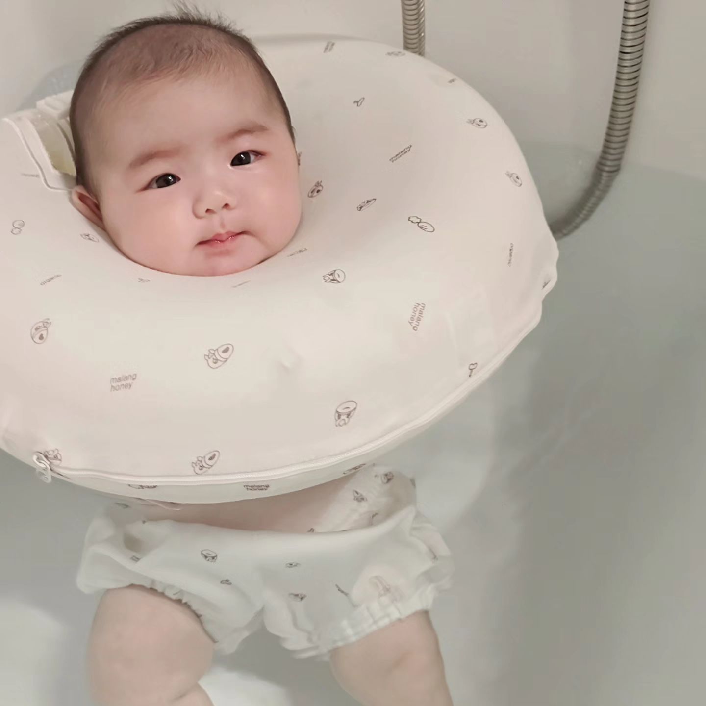 #협찬 | 말랑하니 아기물놀이 목튜브 & 블루머

태어난지 74일된 연아❤️
요즘 보이는 모든 것을 신기해해서 물놀이 해주면 딱일 것 같은 생각에
연후도 좋아했던 말랑하니 목튜브로 물놀이 해줬어요 💦

연후때보다 더 업그레이드 된 말랑하니 목튜브!

그냥 써도 안전한 PVC 목튜브이지만 차가울 수 있기에 오가닉 소재의 커버가 부드럽게 감싸줘서 더욱 더 안심하고 사용할 수 있었어요 👍

면이다 보니 연아도 첫 사용임에도 거부감 없이 잘 사용해주더라고요💗

바닥면의 손잡이를 꼭 잡고 파닥 파닥 수영하는 모습이 넘 귀엽고 😍
딸랑 딸랑 튜브안의 딸랑이 소리의 반응 하는 모습도 넘 귀엽고 😍
무조건 사진 남겨야하잖아오~~ 

사진 촬영하려다 보면 소중한 부분을 자랑하기 망설여질 때,
말랑하니 블루머 착용하고 카메라에 담으면 너무 좋아요 😊

튜브랑 잘 어울여 사진에 너무 이쁘게 찍혀서
완전 만족... 😘

🏷malanghoney_

#말랑하니 #아기목튜브 #신생아목튜브 #아기블루머 #신생아물놀이 #아기물놀이