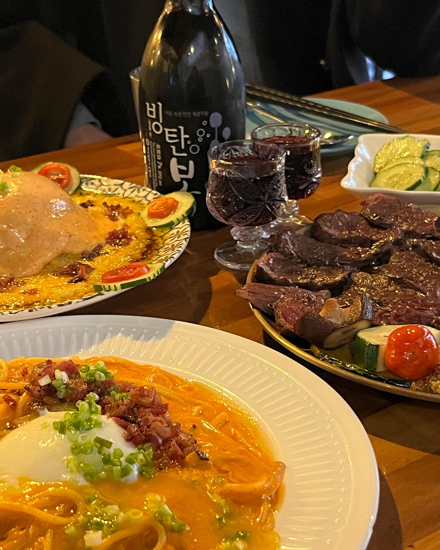 ✔밤리단길 #이태백밤리단길본점
📍 정발산동 714-11

#밤리단길맛집
안주가 맛있다고 유명하고 소문이 자자한 #이태백 을 드디어 갔다왔어요👩🏻‍❤️‍👨🏻
#밤리단길안주맛집 이라고 주변지인 한테 들었었는데,
갔다와보니 왜 추천을 했는지 알 것 같더라고요 존맛 🐷 
 
#밤리단길술집 중에 가성비도 넘치고 분위기도 좋고
친절하신 사장님 때문에 편하고 맛있게 먹을 수 있었어요🥰

#밤리단길데이트맛집 이라고 유명한 이유가
저는 남자친구랑 같이 갔는데, 메뉴 하나하나 모두 자기 스타일인데,
가격대가 너무 마음에 든다고 해요 #일산가성비맛집
밤리단길 맛집들은 웬만하면 다 비싸긴해요~🥲

#밤리단길 #양지마을 근처 에 위치하고 있고,
주차공간도 좀 있어서 저희는 편하게 주차하고
맛나게 먹고 마시고 대리 불렀답니다-!🚗

🛎 토시살 스테이크 [29,000원]
미디움레어로 촉촉하고 부드러운 토시살 이에요
고기는 배신안하죠 소는 특히,,,🐂
같이 시킨 메뉴들이랑 합이 좋아서 같이 먹기가 좋았어요
기본찬인 오이무침 이랑도 같이 먹으니 존맛🫶🏻

🛎 명란치즈매쉬감자 [14,000원]
감자무스 위에 명란마요 그리고 테두리에는 치즈와 베이컨이 있어요
스테이크랑 잘 어울려서 계속 같이 먹었네요🥩
양도 많고, 고소하고 짭잘하면서 스테이크 시키시면 꼭 시키는 걸로 추천드려요❤️‍🔥

🛎 이태백파스타 [10,000원]
가격에 비해 그렇지 못한 존맛파스타...
#밤리단길파스타맛집 여기있다 여기있어🤩

고소한 달걀의 풍미와 베이컨의 짭짤함과 담백한 크림의 적절한 조화❣️
금액대비 고소하면서 진득하고 감칠맛 넘치는 파스타 에요👍🏻
이태백 손님들 모두 이 메뉴는 시키는 이유가 있었어요

🛎 방탄복 [13,000원]
언뜻보면 방탄으로 보이는 나란 아미,,,😎
스테이크와 어울리는 주류 중에 눈에 띄어서 시켰는데
살짝 스파클링이 있는 복분자 맛으로달큰하니 맛있었어요🍷

🕰 매주일요일휴무
월화수목 17:00 ~ 23:00
금토 17:00 ~ 24:00

주차공간있음 (방문 전 자리있는지 확인 필수)
🔍#채오리_일산