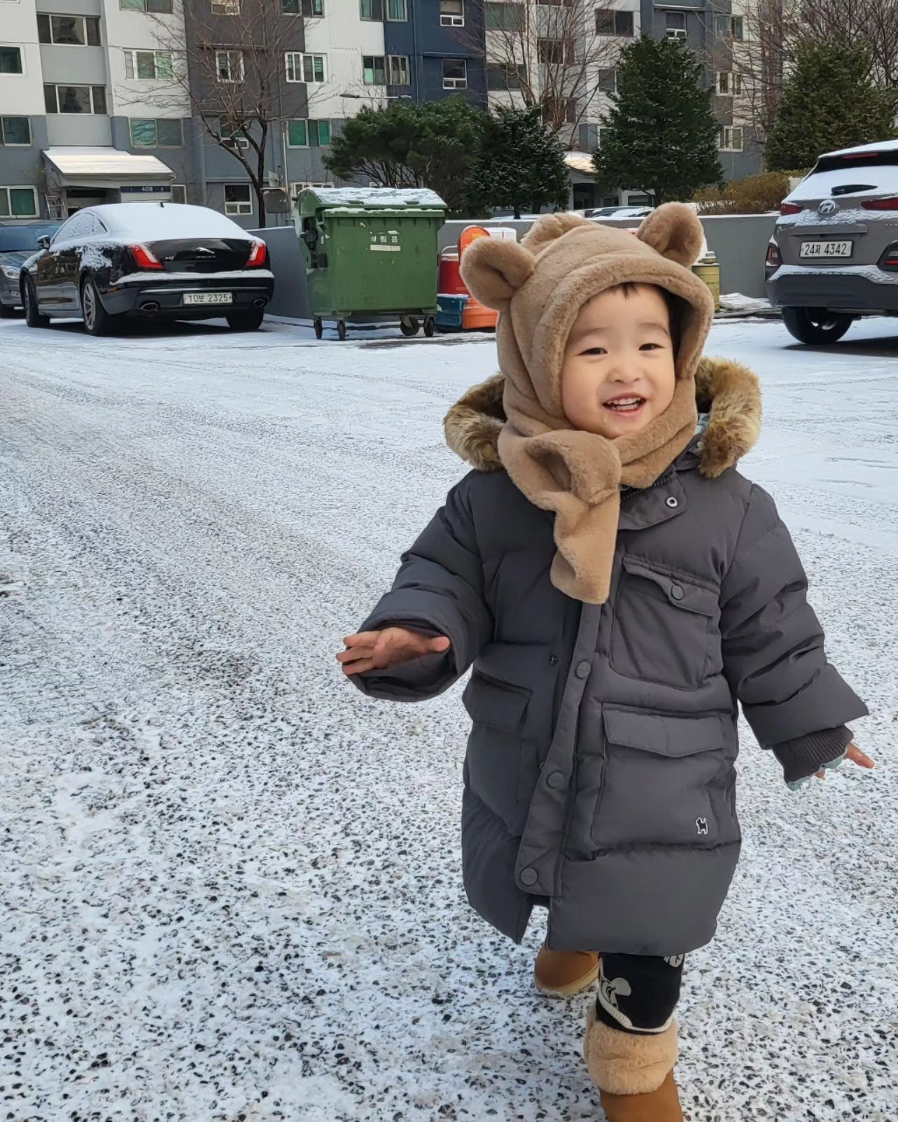 #25개월기록 남겨보기!

첫 공연 #루돌프와산타할아버지 
답답한거 너무 싫어해서 중간에 나갈생각하고
예매했는데 생각보다는 잘봤다는..!?
중간에 노래 끝날때마다 박수도 쳐줌..ㅋㅋ
작년 크리스마스때는 13개월이어서 크리스마스 사실 아무감흥 없었는데 올해는 조금 다른것 같다 😀

친정집에 강아지가 노견이고 많이 아파서 하치가 아파서 내일 같이 보러가자고 했는데, 몇번 봐서 그런지 같이 걱정(?)해주는 모습이 신기하다..
엄마보다 공감능력이 뛰어난것 같다 😂

내년 봄에는 진짜 둘이 데이트도 가능하겠구나!  너무 빨리 큰다....🥹🥹🥹

#메리크리스마스🎄
#두돌아기 
#세번째크리스마스 
#크리스마스연극