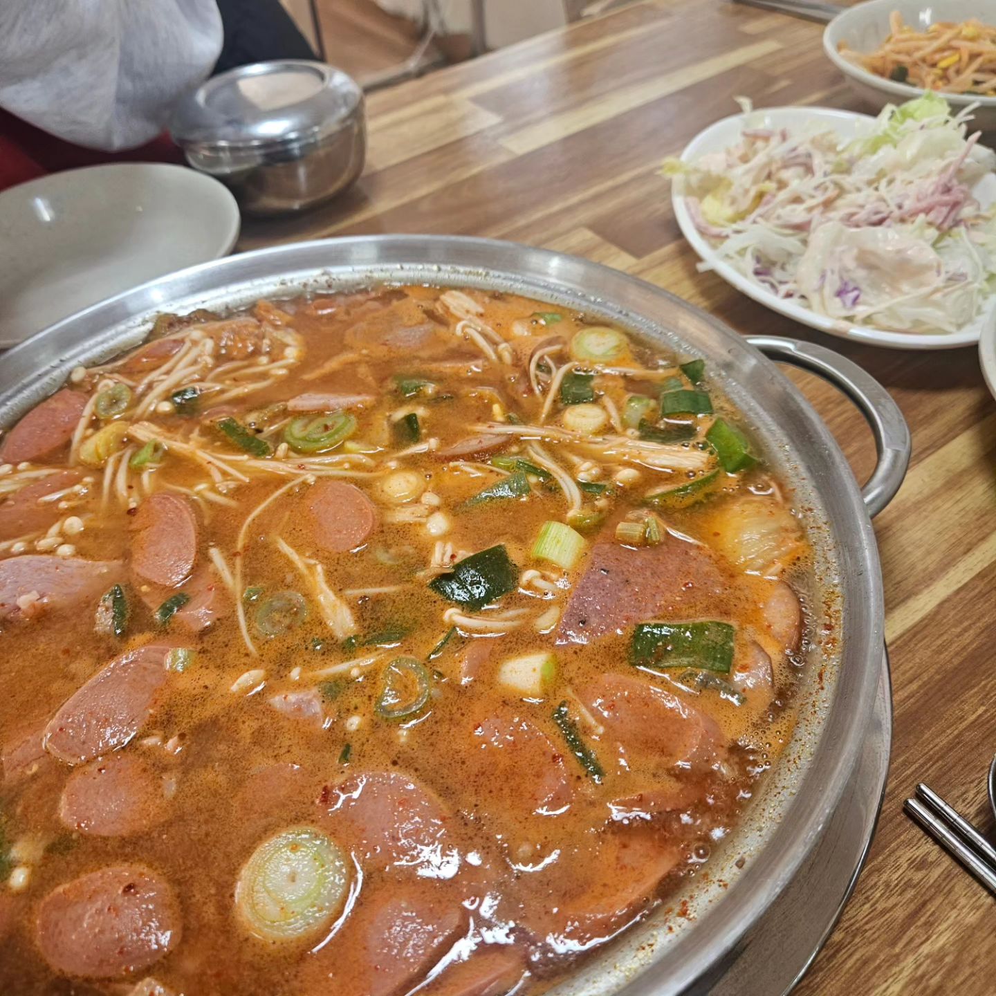 #비행장정문부대찌개 
-
군산에서
전북에서
전국에서...⁉️
부대찌개 하면
비행장정문 부대찌개 지용??ㅋㅋㅋ

부대찌개 주문과 더불어 햄버거도 필수!
햄버거 맛은 ㅋㅋㅋ 특별하진 않지만
안 시킬수 없는 뭔가 꼭 시켜야할 것같은 기분이 들고
먹었을 땐 못 느끼지만 생각나는 맛이예요 ㅋㅋ

무엇보다 기본 반찬이 엄청 잘나오기도 하고
치즈계란후라이는 미쳤어요.

메인요리인 부대찌개는 단연 최공😘👍👍
끓이면 끓일수록 더욱 진한 맛이 매력적 ㅠㅠ
그리고 햄을 얼마나 많이 넣어주시는지...
먹어도 먹어도 계속 나와요 ㅋㅋ

💡스페셜부대찌개(2인)_22000원
💡햄버거_8000원

군산여행오시면 꼭 한번 들려보세요!

백종원 3대천왕에도 나와 유명해요!
제대로 즐기는 법까지 알려주고 가셨네요ㅎㅎ

📍비행장정문부대찌개
✔️전북 군산시 하나운안2길 14 비행장정문부대찌개
✔️월요일 정기휴무
-
#먹쀼 #먹쀼_군산 #군산맛집 #군산나운동 #나운동맛집